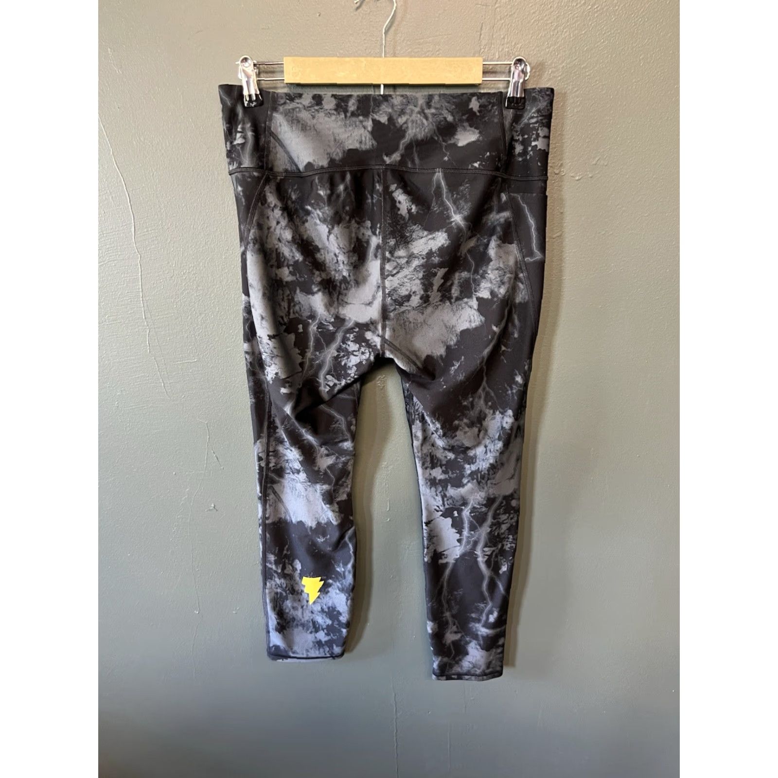 Under Armour Under Armour Womens Black Lightning Pattern Black Adam Leggings XL - Black, Compression, Activewear, Leggings, Size XL, Women Size 40" / US 18 - 2 Thumbnail