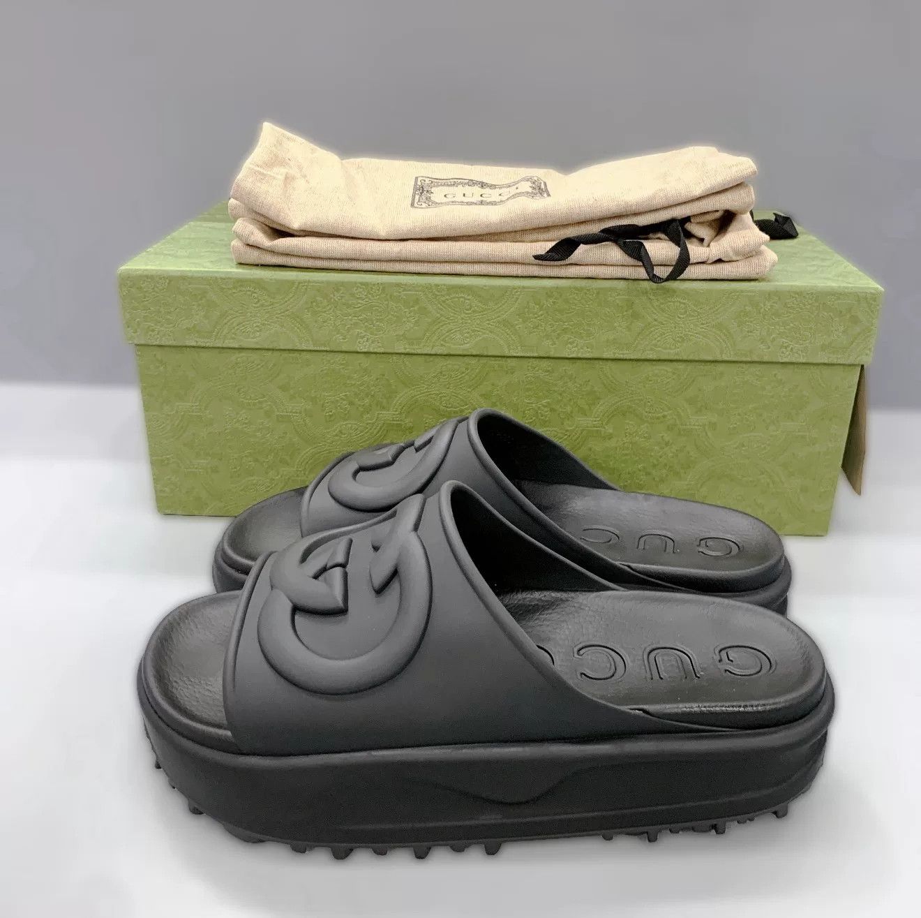 Gucci gucci interlocking rubber slide sandals for men Size US 8 / EU 41 - 1 Thumbnail