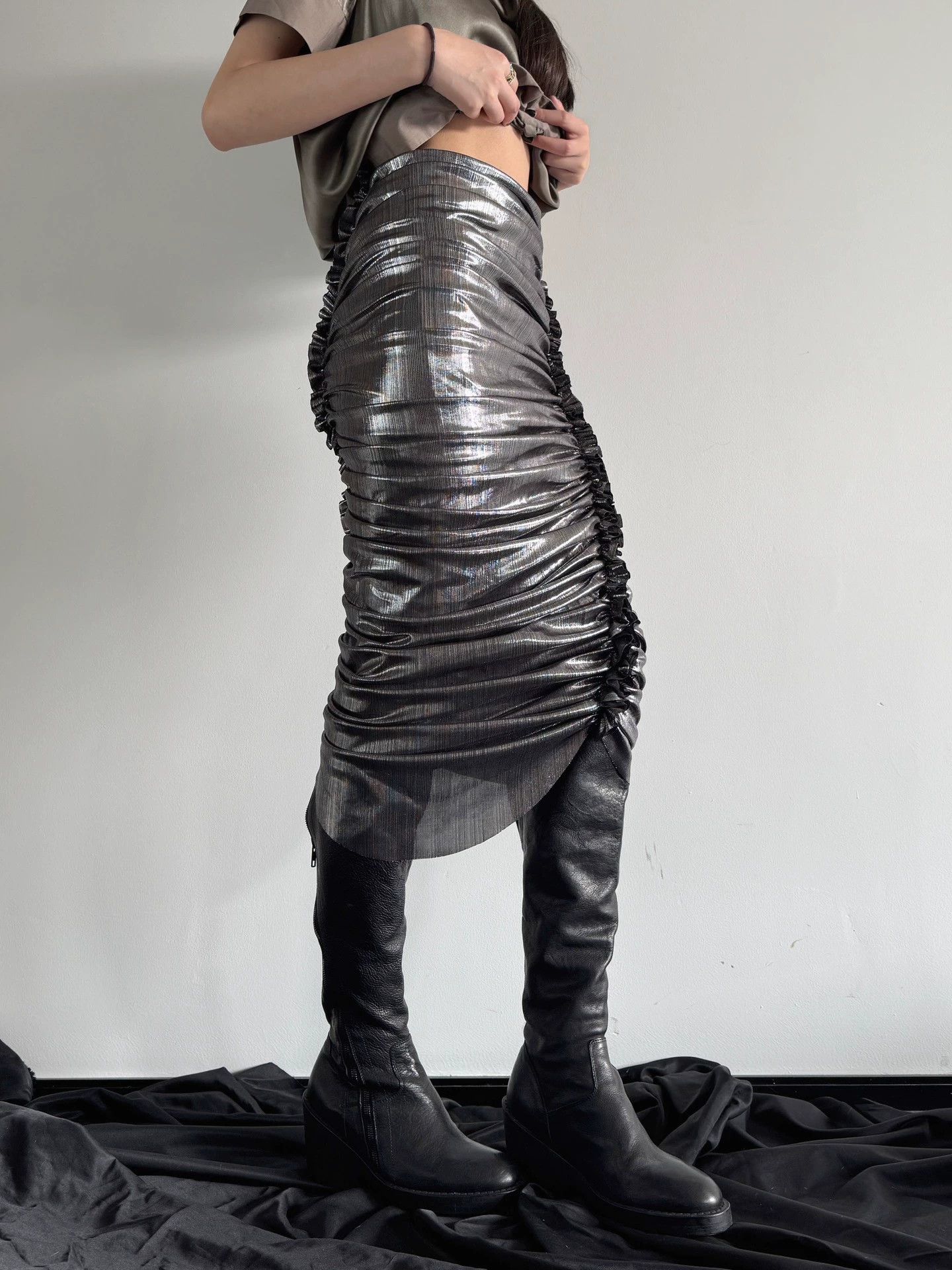 Vivienne Tam Vivienne Tam New w/ tags Size 40 Elastic Pleated Shiny Irregular Skirt Size 27" / US 4 / IT 40 - 3 Thumbnail