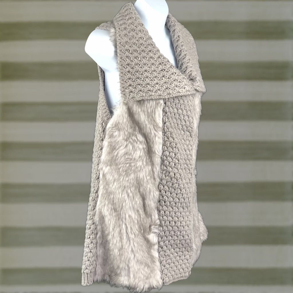Nine West Nine West Wool/alpaca sweater vest M Gray Snap Collared 1920s City Classic Preppy Womens Vest, Wool Alpaca Knit, Chest 37" Length 28" Size M / US 6-8 / IT 42-44 - 1 Thumbnail