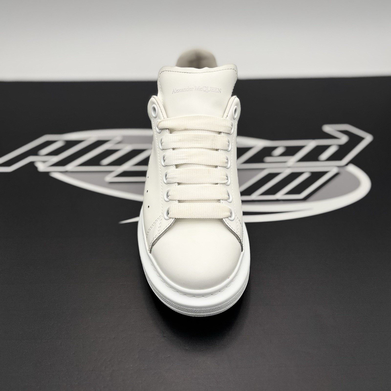 Alexander McQueen Alexander McQueen Oversized ' White Ultramarine' | GREAT! Size US 8 / IT 38 - 5 Thumbnail