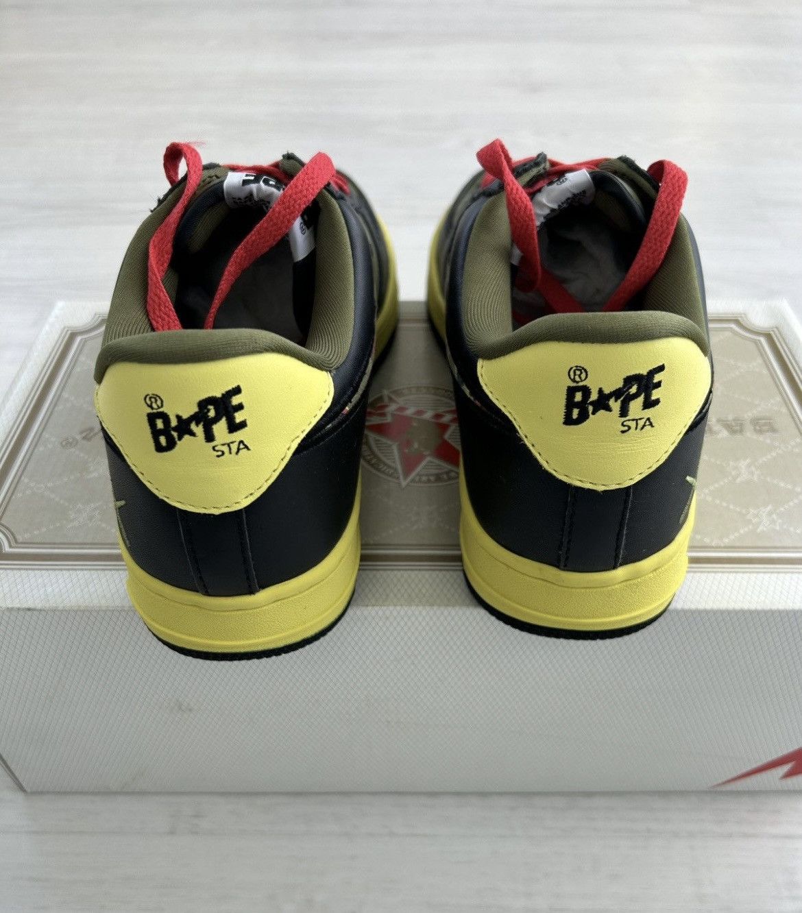 Bape × Kaws VERY RARE OG 2005 A BATHING APE X KAWS BAPESTA Size US 9.5 / EU 42-43 - 3 Thumbnail