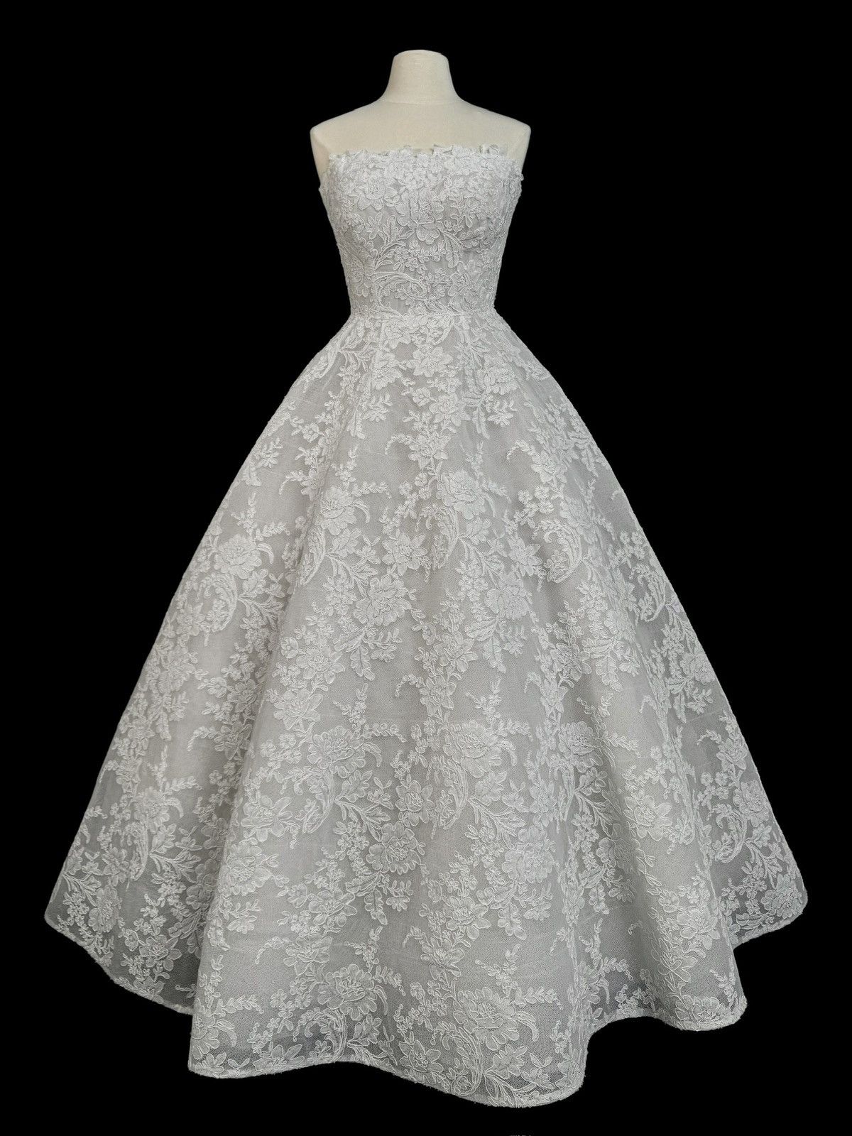 Other Preloved US 6 Anna Augusta French corded lace Bridal Gown Size M / US 6-8 / IT 42-44 - 1 Thumbnail
