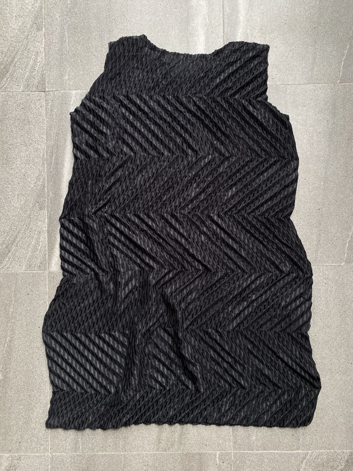 Pleats Please Issey Miyake Me Issey Miyake Pleated Sleeveless Top Black Size M / US 6-8 / IT 42-44 - 4 Thumbnail