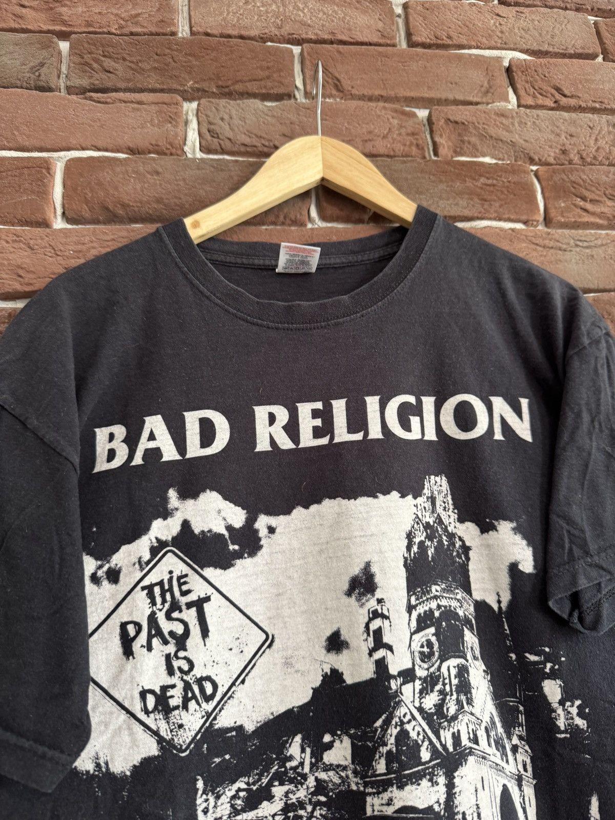 Band Tees Vintage 00s Bad Religion Past is Dead Punk Band Tshirt Size US L / EU 52-54 / 3 - 3 Thumbnail