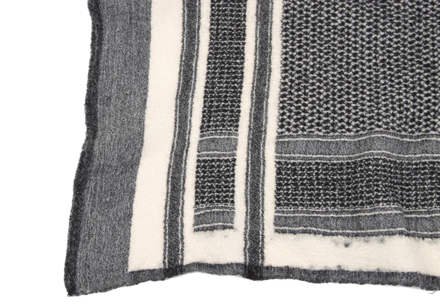 Junya Watanabe Graphic Stole in Black and Off-White Size ONE SIZE - 2 Thumbnail