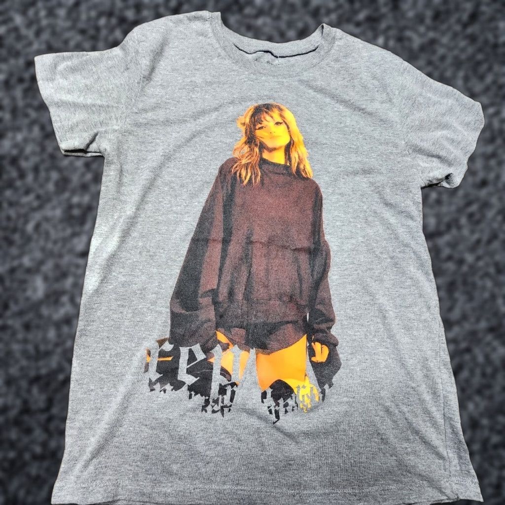 Vintage Taylor Swift T Shirt Womens L Gray Rep Graphic Concert Tee Distressed Shirt Womens L Gray Rep Graphic Concert Tee Distressed Size L / US 10 / IT 46 - 1 Thumbnail