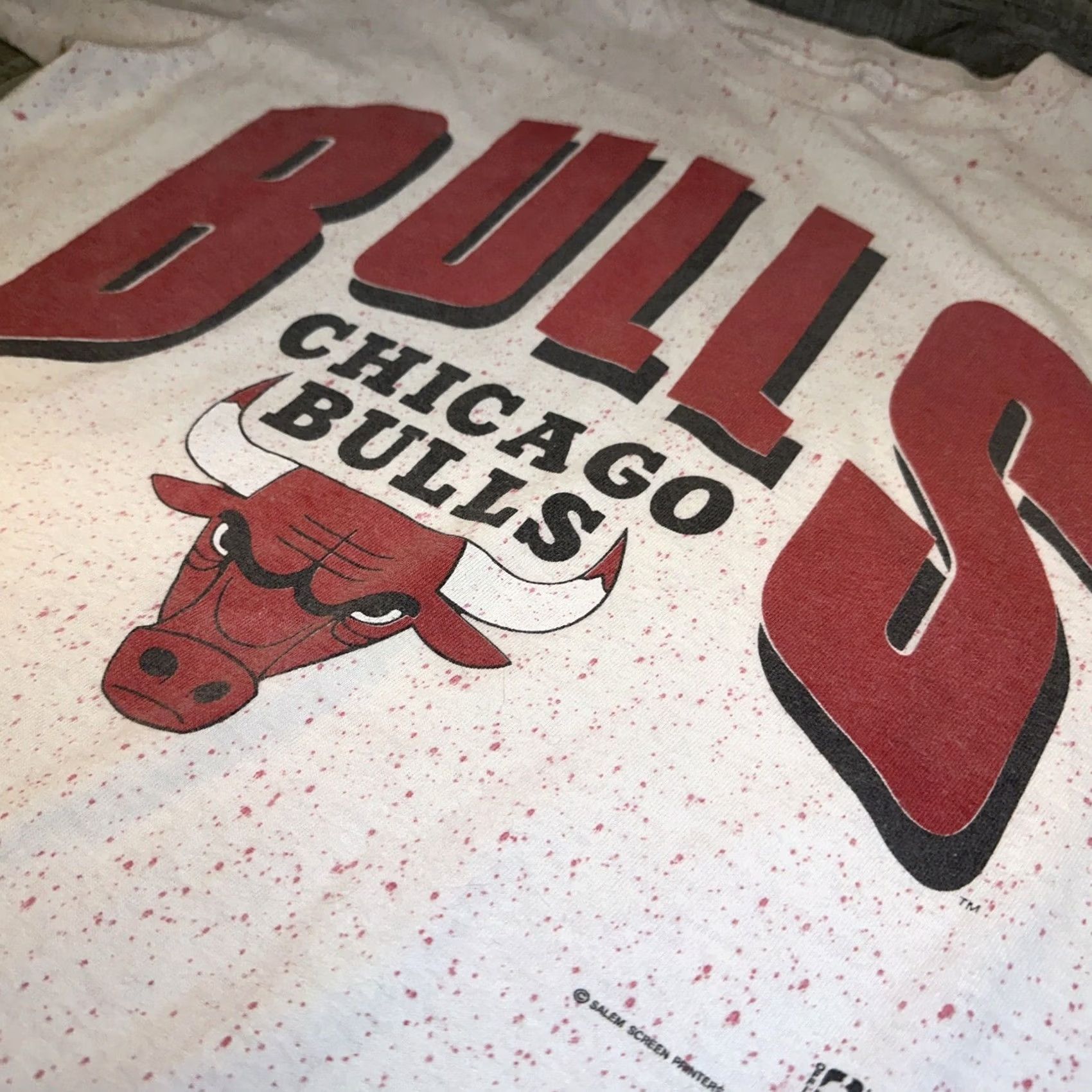 Vintage VINTAGE Chicago Bulls Salem Sportswear 1991 White Red Paint Splatter T-Shirt Men L White Bulls Shirt Mens Size US L / EU 52-54 / 3 - 5 Thumbnail