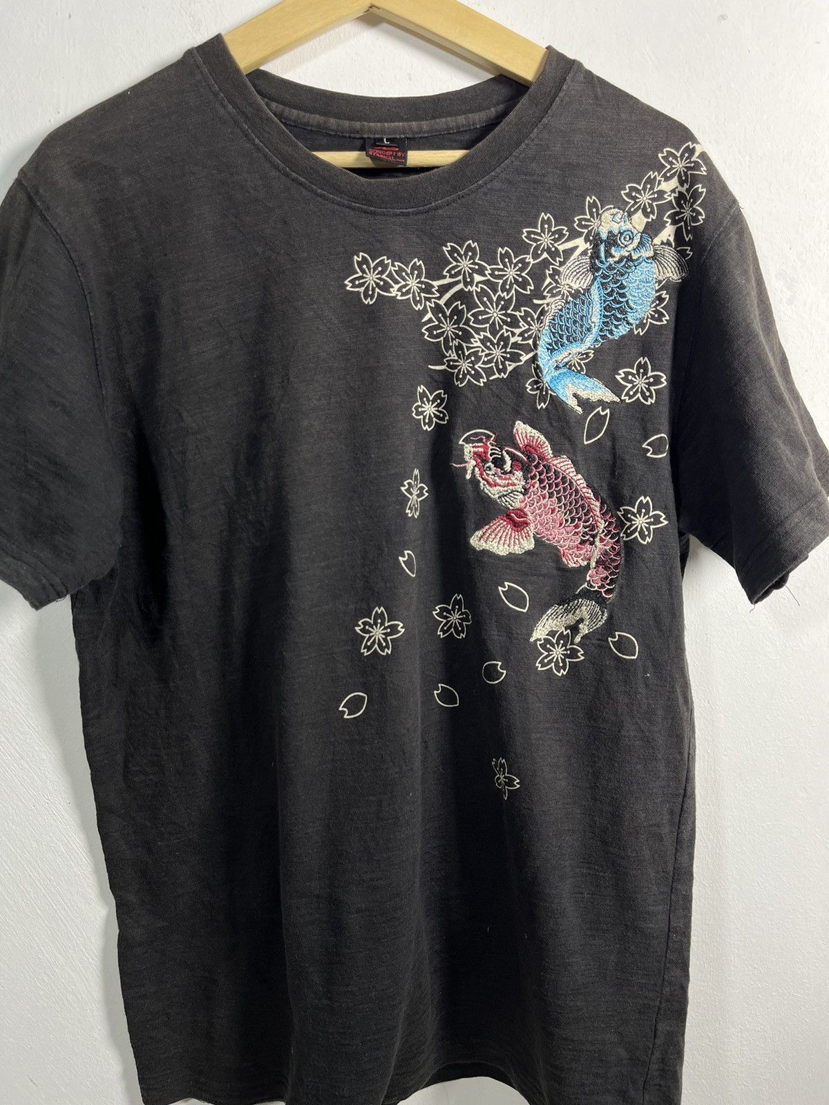Japanese Brand 🉐 Vintage Sukajan T-Shirt – Koi Fish & Sakura Embroidery Size US L / EU 52-54 / 3 - 2 Thumbnail