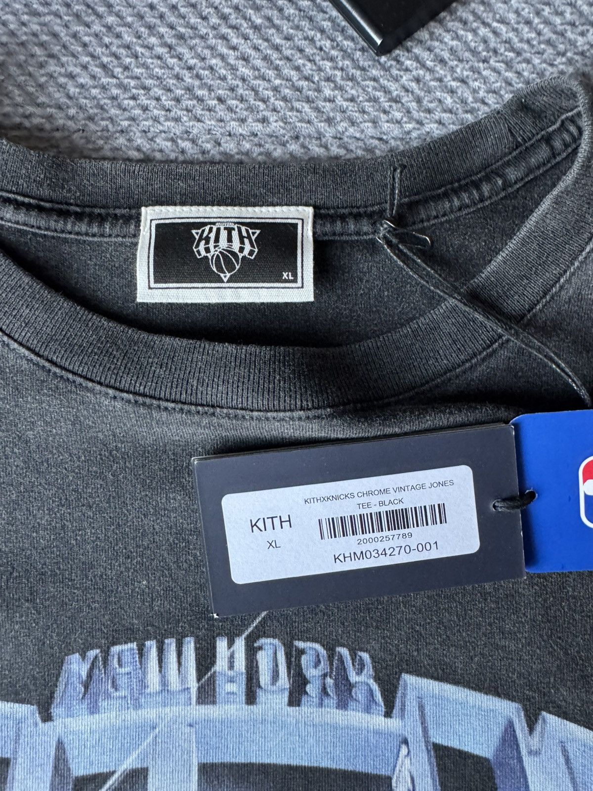 Kith × NBA Kith for the New York Knicks Chrome Vintage Jones Tee Size US XL / EU 56 / 4 - 6 Thumbnail