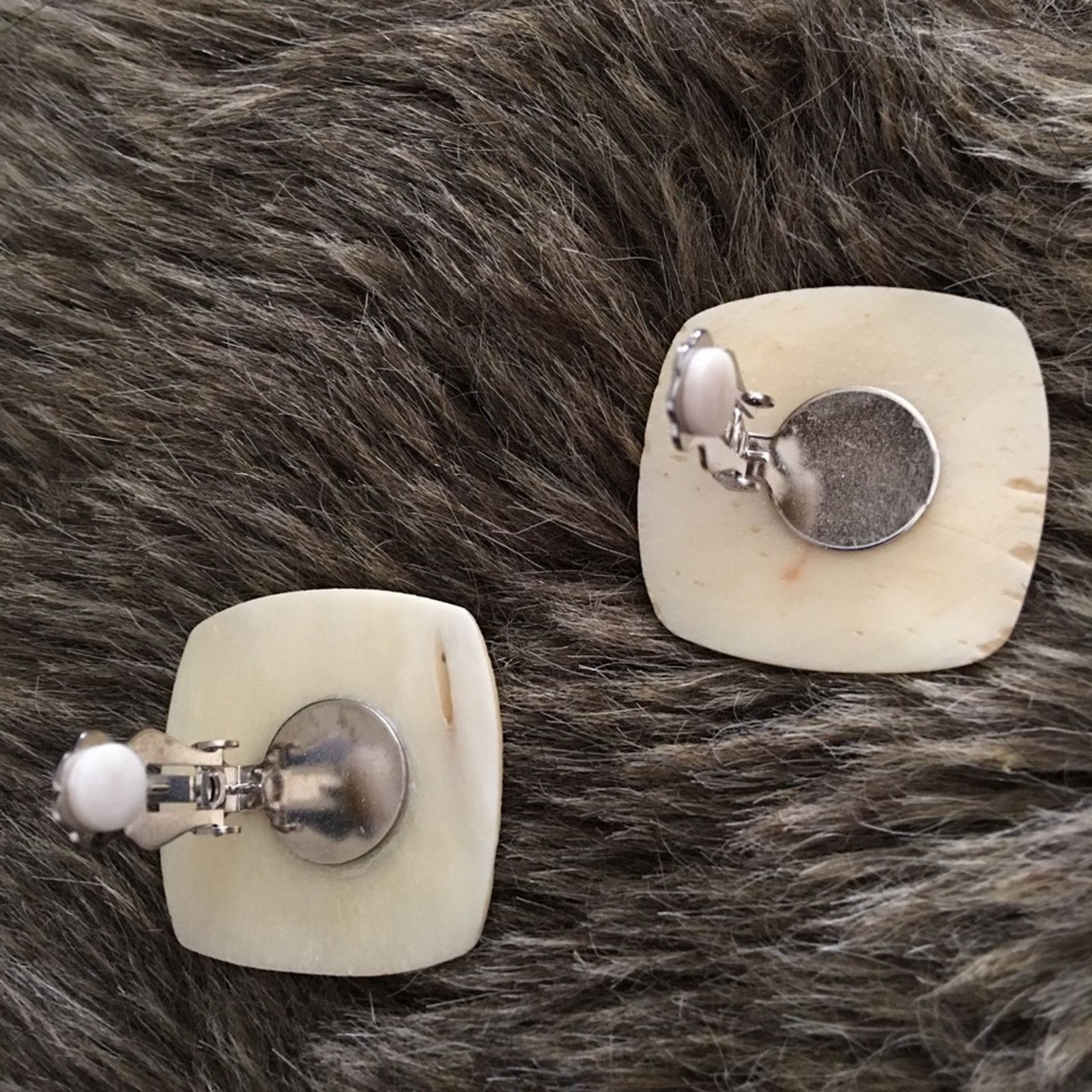 Vintage Vintage waffle cream resin clip on earrings Size ONE SIZE - 5 Thumbnail
