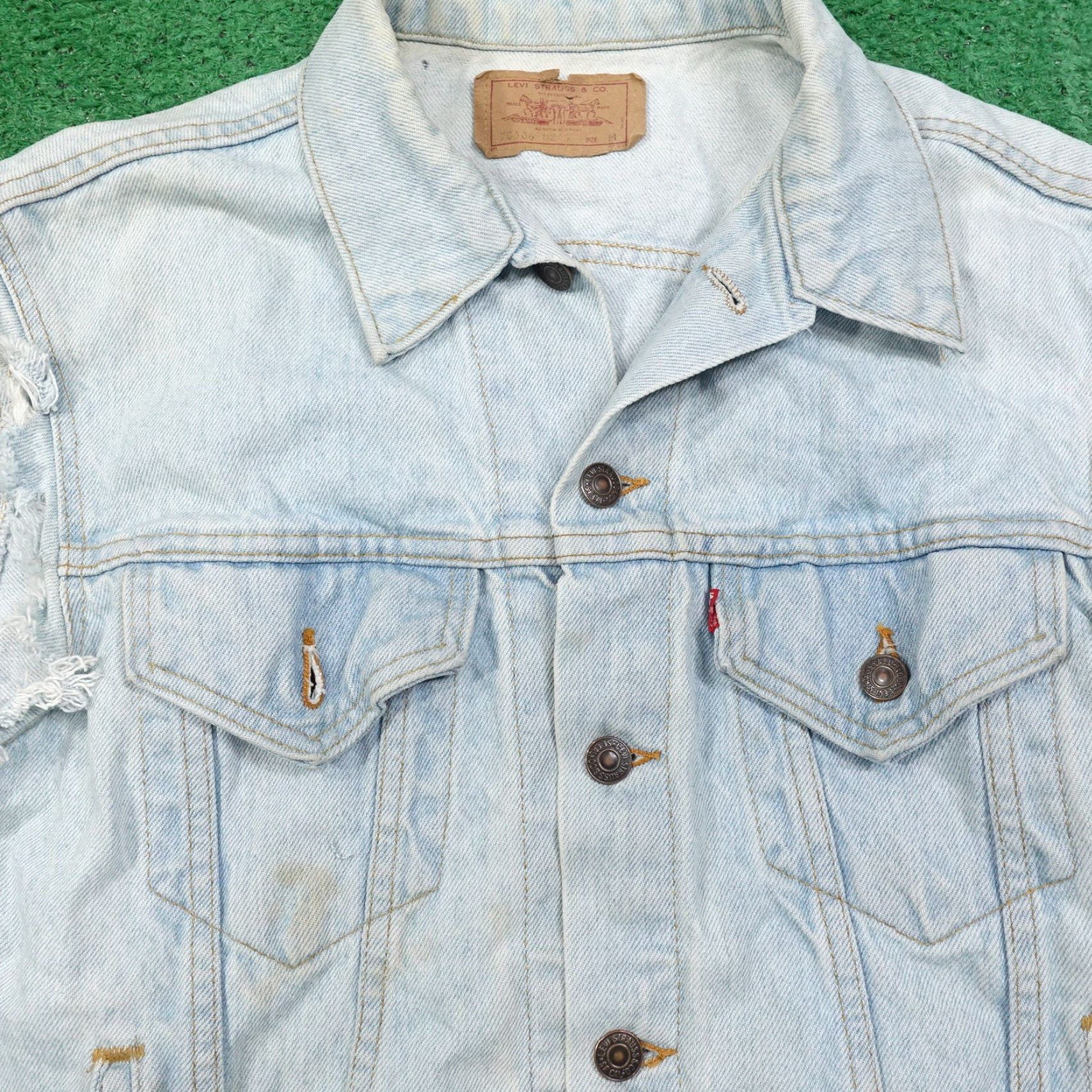 Levi's VINTAGE LEVI'S MOTLEY CRUE DENIM VEST WOMENS 14 BLUE 21X22.5 INCHES Size 36" / US 14 / IT 50 - 7 Thumbnail