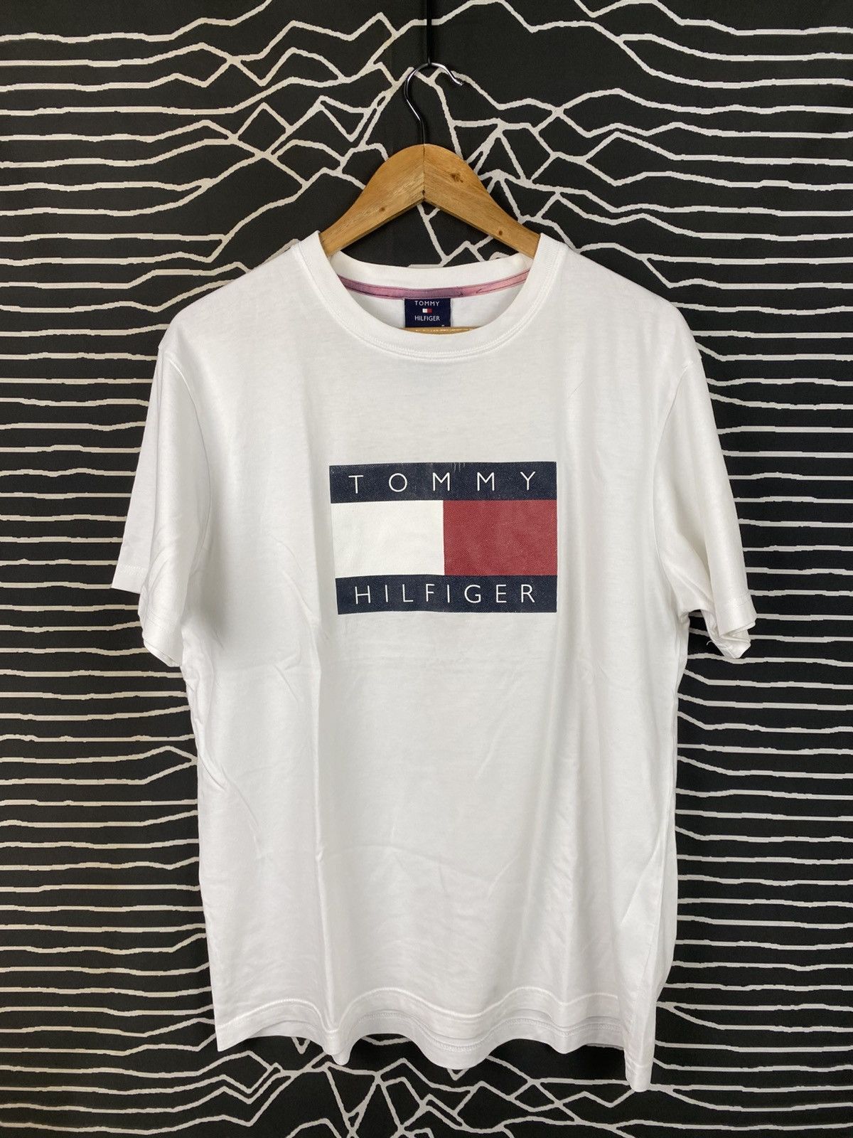 Tommy Hilfiger Vintage Tommy Hilfiger Classic Flag Logo Graphic Tee White Size US L / EU 52-54 / 3 - 1 Thumbnail
