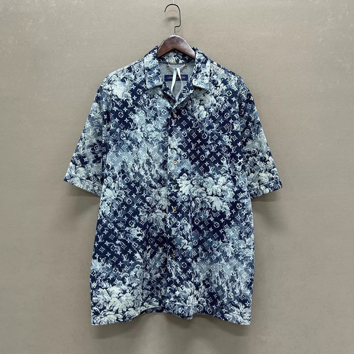 Louis Vuitton Blue Short-Sleeve Button-Up Shirt with Pattern Size US XL / EU 56 / 4 - 1 Thumbnail