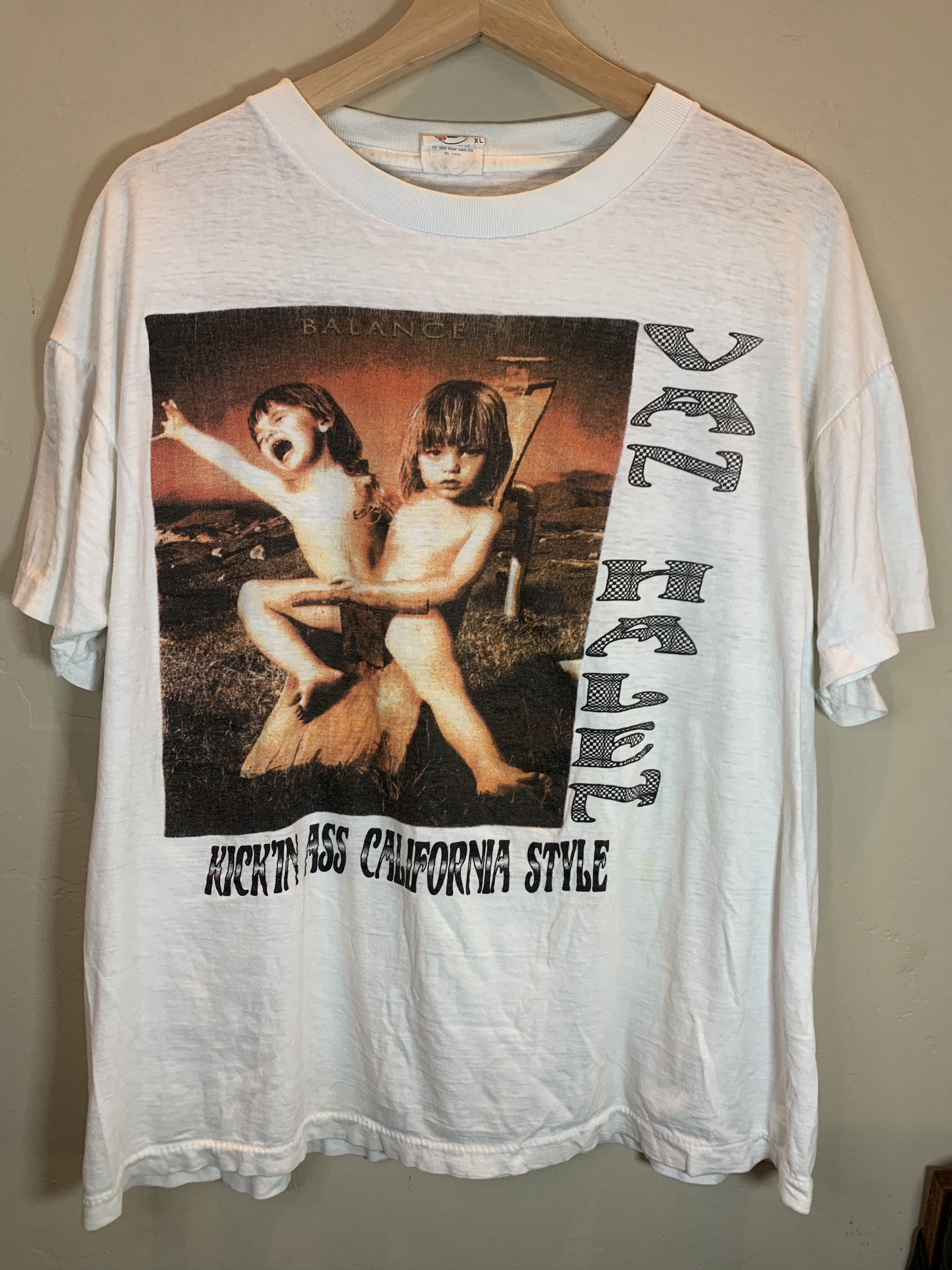 Band Tees *RARE* Vintage 90s Van Halen Balance Kickin Ass Tour T-Shirt Size US XL / EU 56 / 4 - 1 Thumbnail