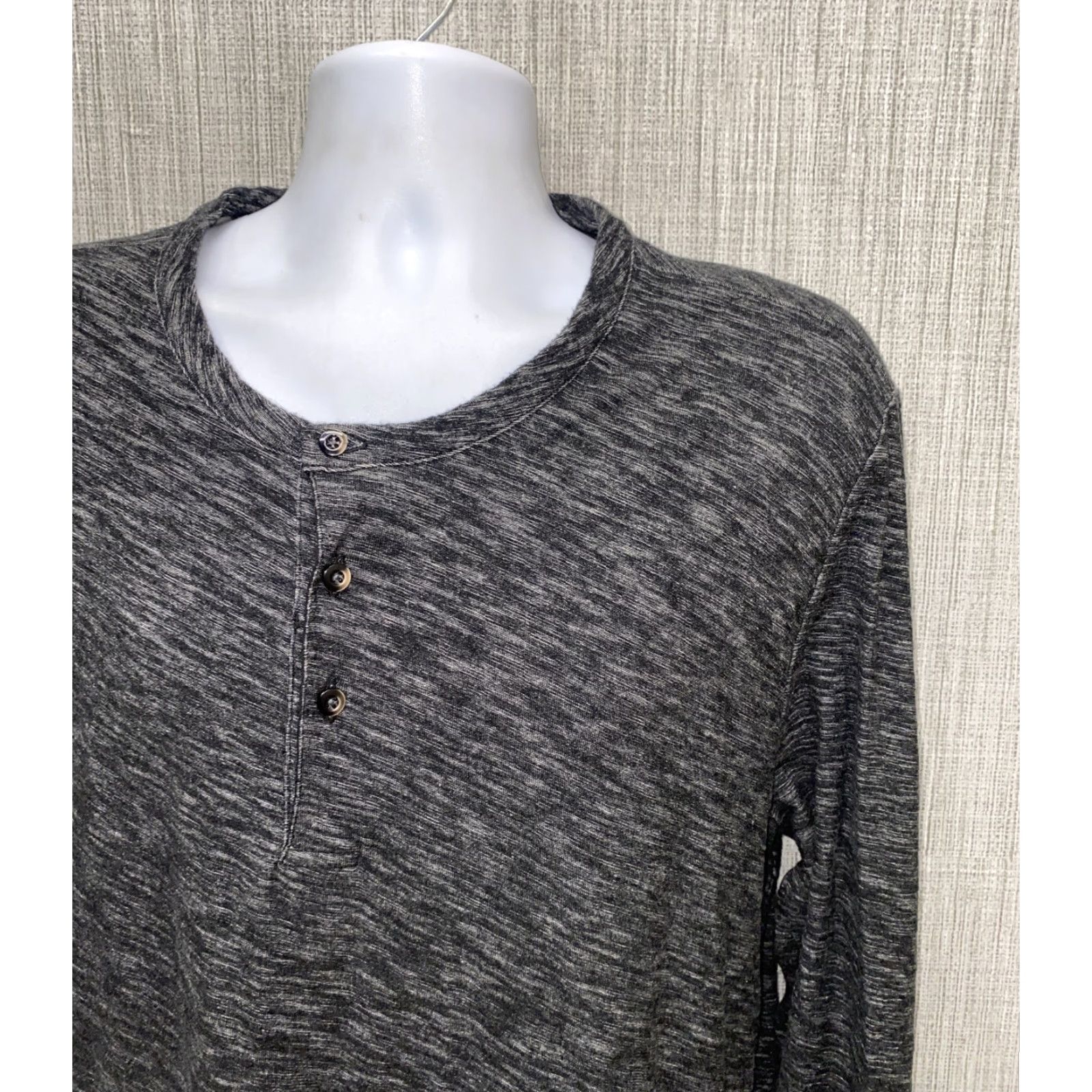 UNTUCKit UNTUCKit Mens Gray Long Sleeve Henley Style T-Shirt XL Cotton Shirt Mens Size US XL / EU 56 / 4 - 2 Thumbnail