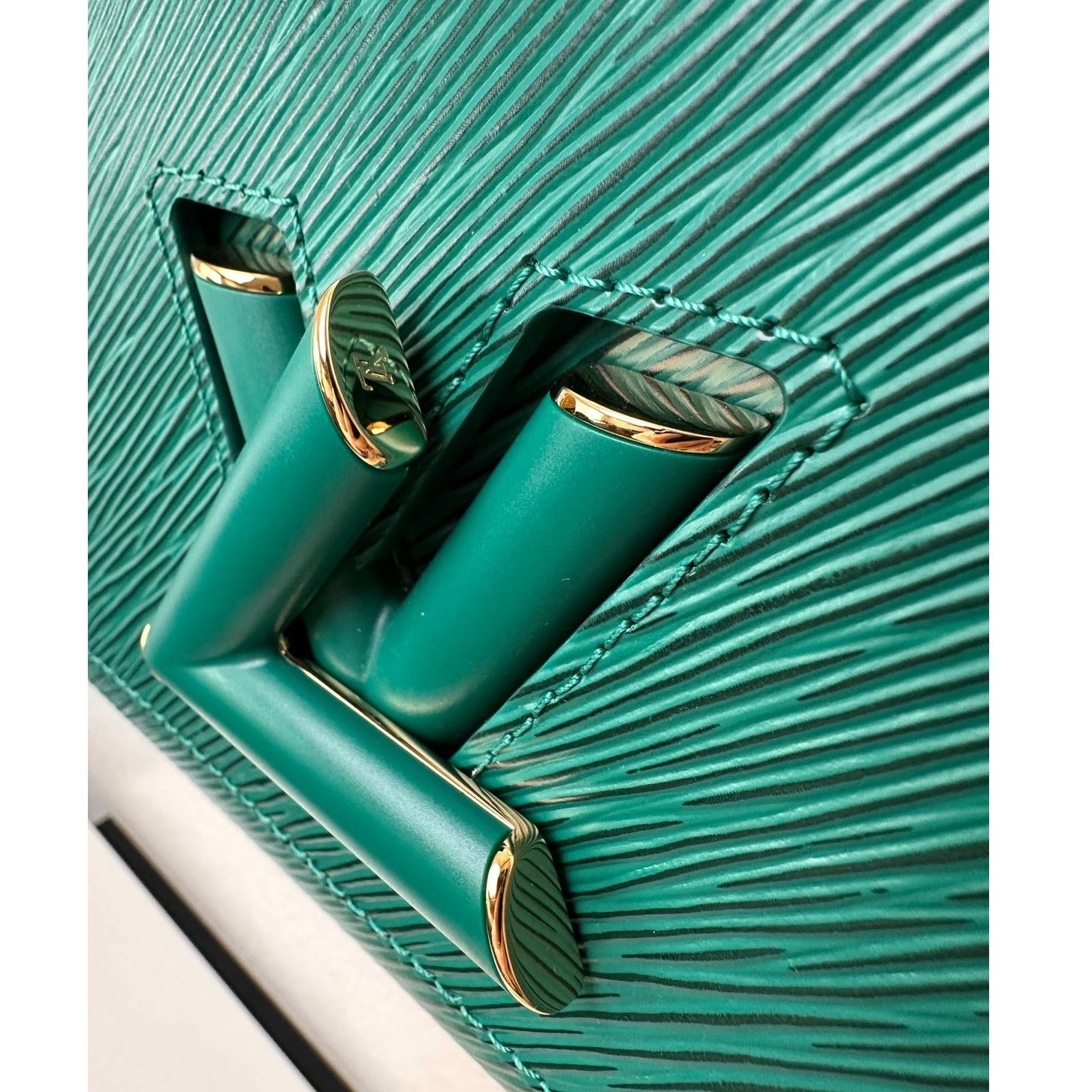 Louis Vuitton Louis Vuitton Twist MM Shoulder Bag – Emerald Epi Leather Size ONE SIZE - 8 Thumbnail