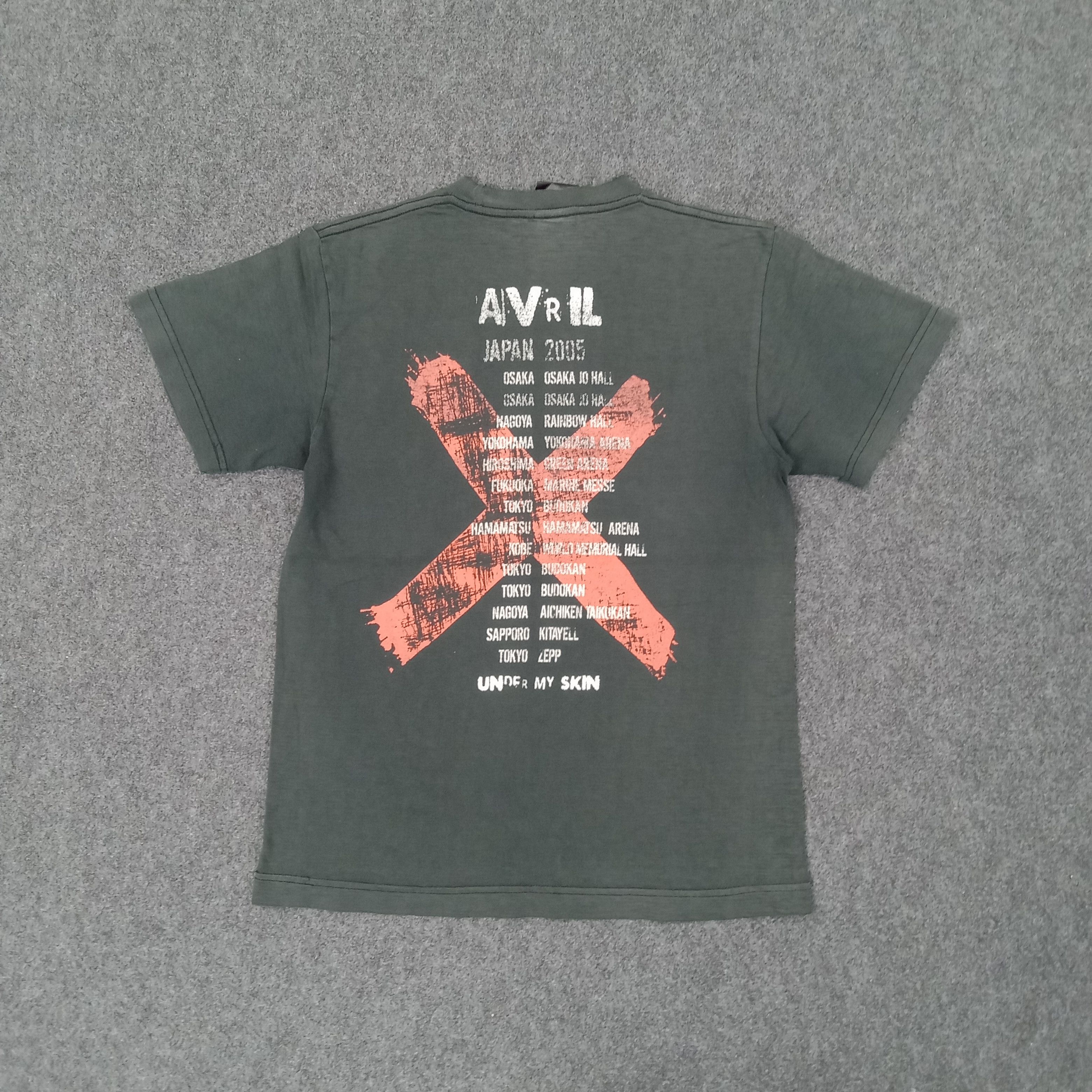 Band Tees AVRIL Lavigne Rock Singer Music Tour Japan 2005 Tshirt Size US S / EU 44-46 / 1 - 5 Thumbnail