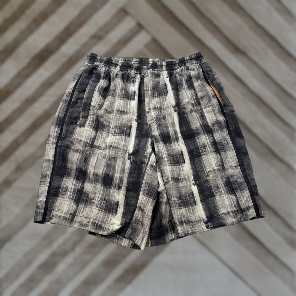 Lululemon Lululemon Pace Breaker Lined Plaid Checks Gray/Black Athletic Shorts Mens M Size US 31 - 1 Thumbnail