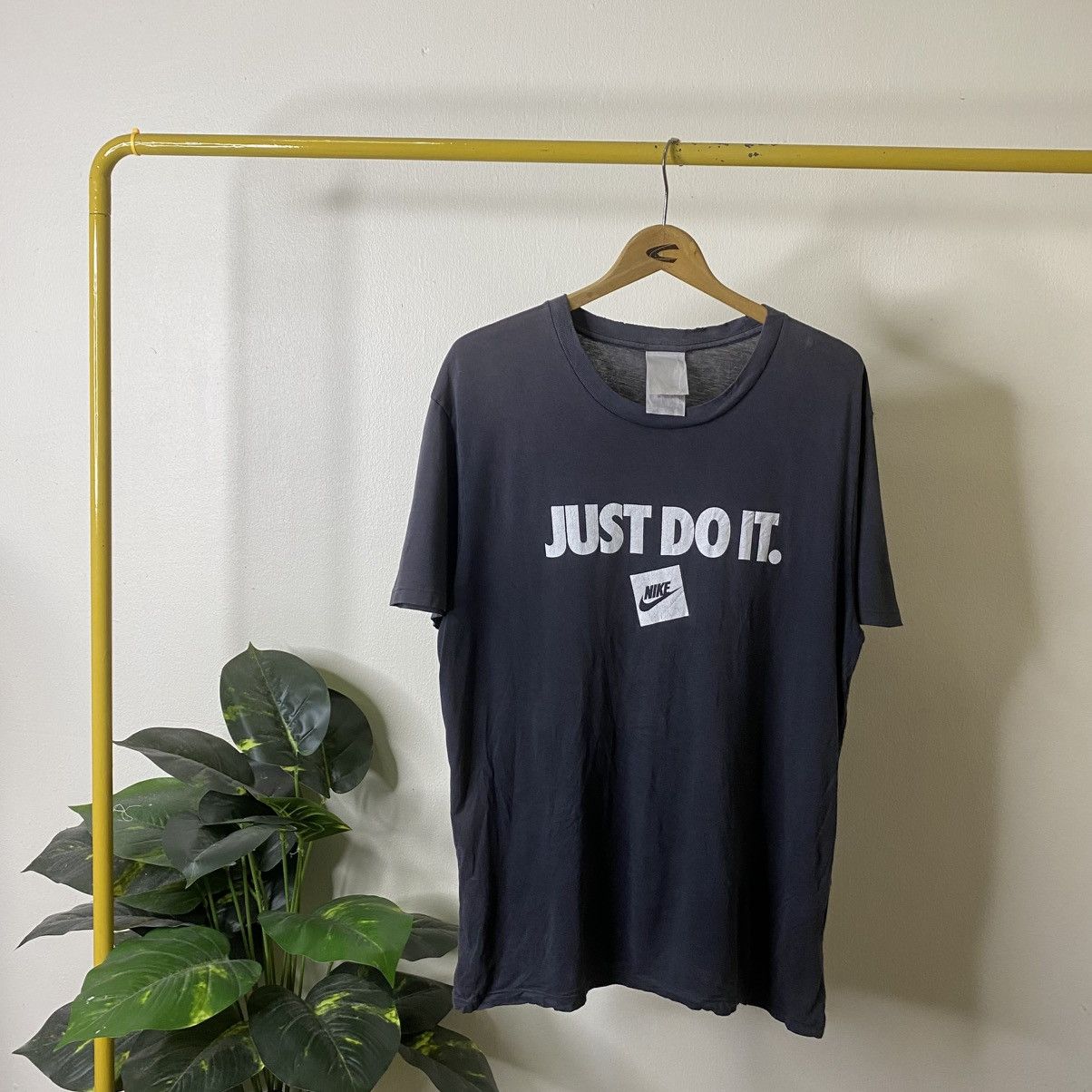 Nike Vintage 2000s Nike Just Do It Sunfaded T Shirt Size US L / EU 52-54 / 3 - 1 Thumbnail