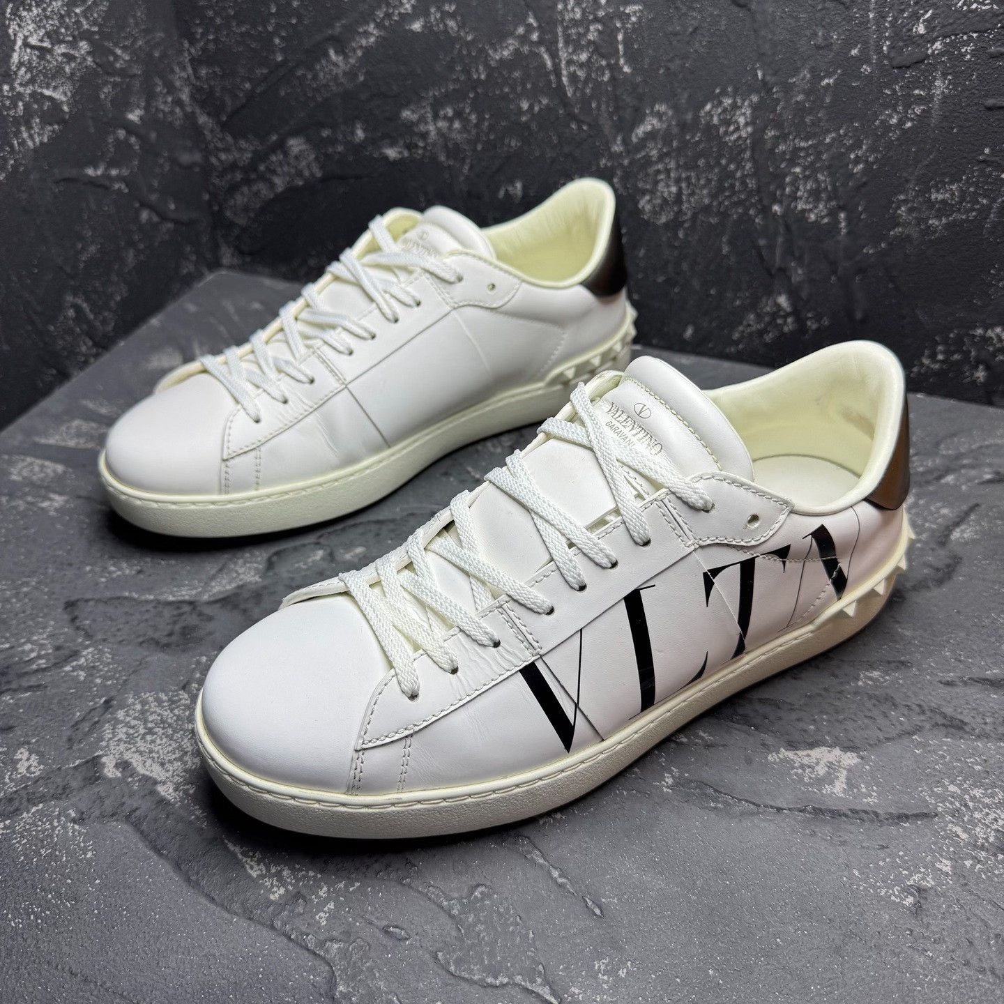 Valentino Valentino White Lowtop Sneakers 8.5 Men Size US 8.5 / EU 41-42 - 1 Thumbnail