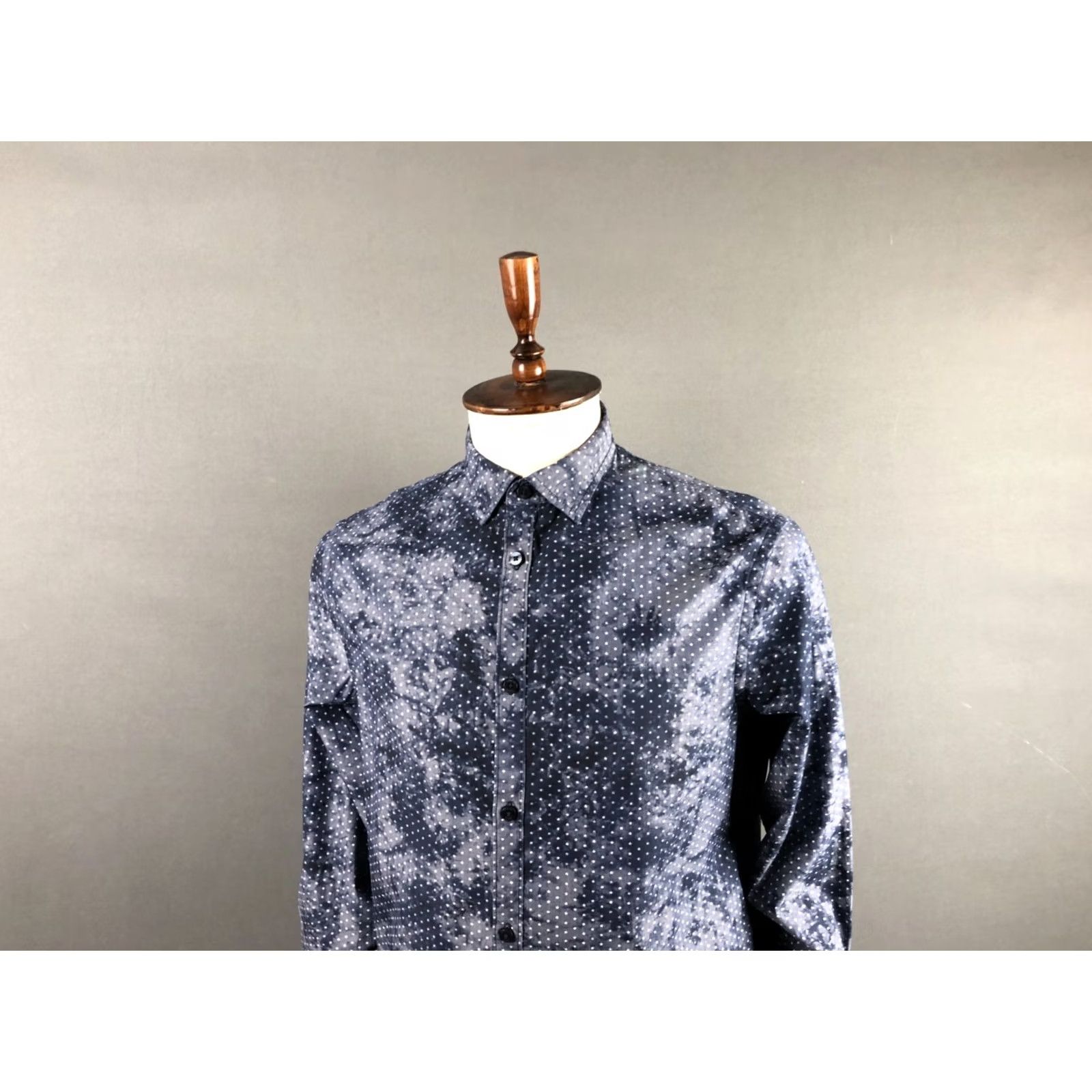 Vintage Armani Jeans Men's Shirt XL Blue Cotton Patterned Long Sleeve Stars Casual Button-Up with Branded Buttons Size US XL / EU 56 / 4 - 5 Thumbnail