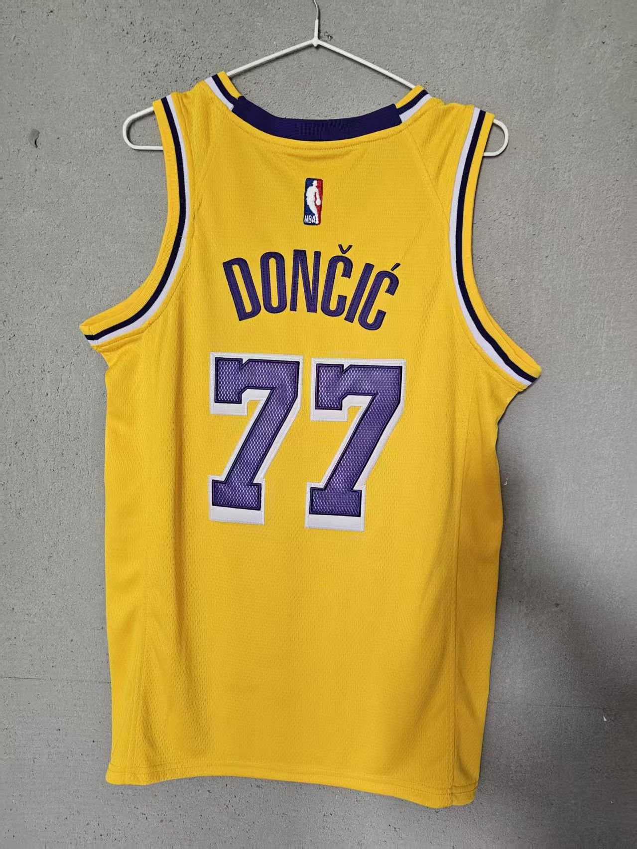 NBA Luka Dončić Jersey Los Angeles Lakers 77 Double Stitched Size US XL / EU 56 / 4 - 1 Thumbnail