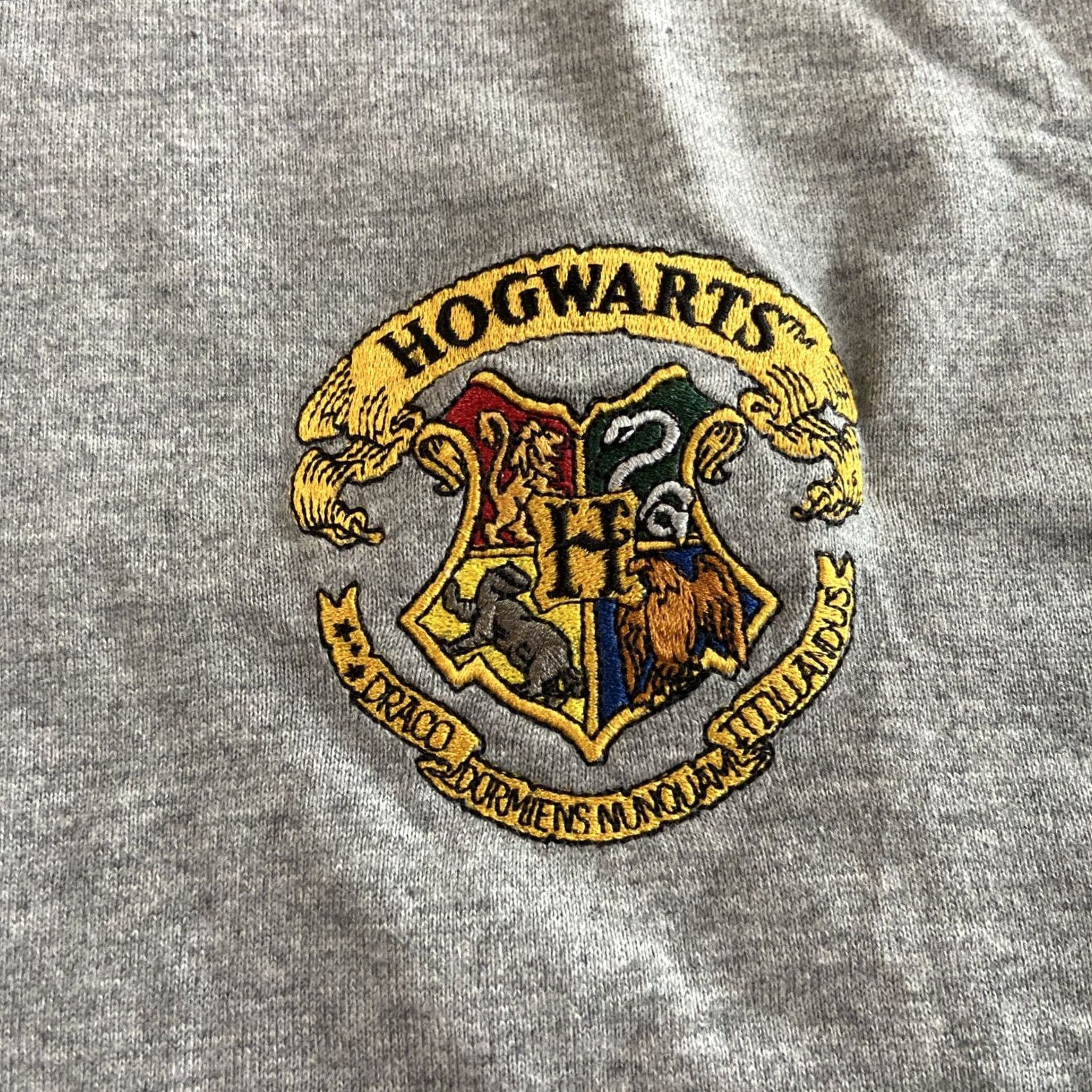Vintage VINTAGE Harry Potter T-Shirt Warner Bros 2XL Gray Crew Neck Short Sleeve Cotton Shirt Men Hogwarts Crest 2000s Size US XXL / EU 58 / 5 - 2 Thumbnail