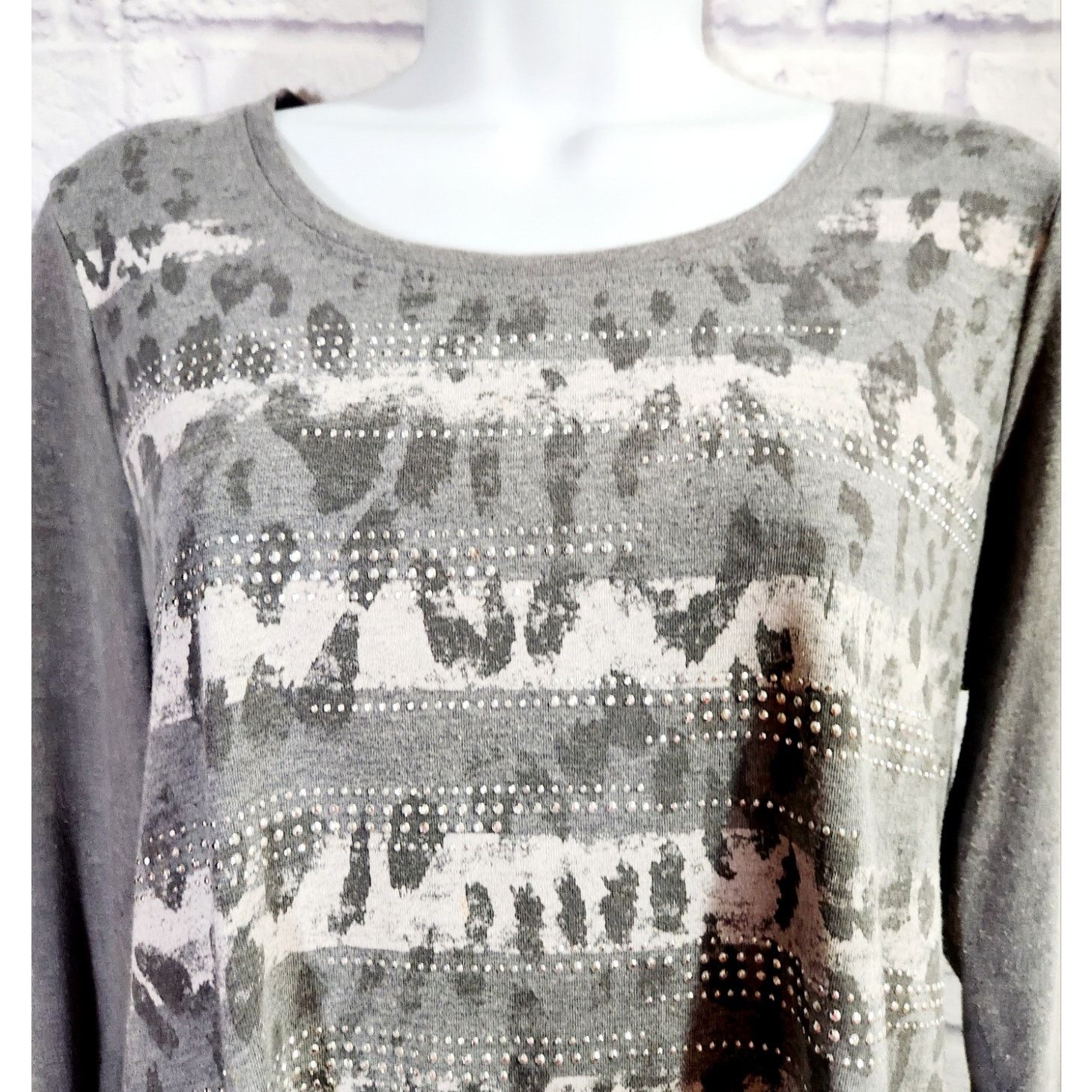 Other Zenergy By Chico's Gray Pink Metal Stud Top 1 Medium Size M / US 6-8 / IT 42-44 - 2 Thumbnail