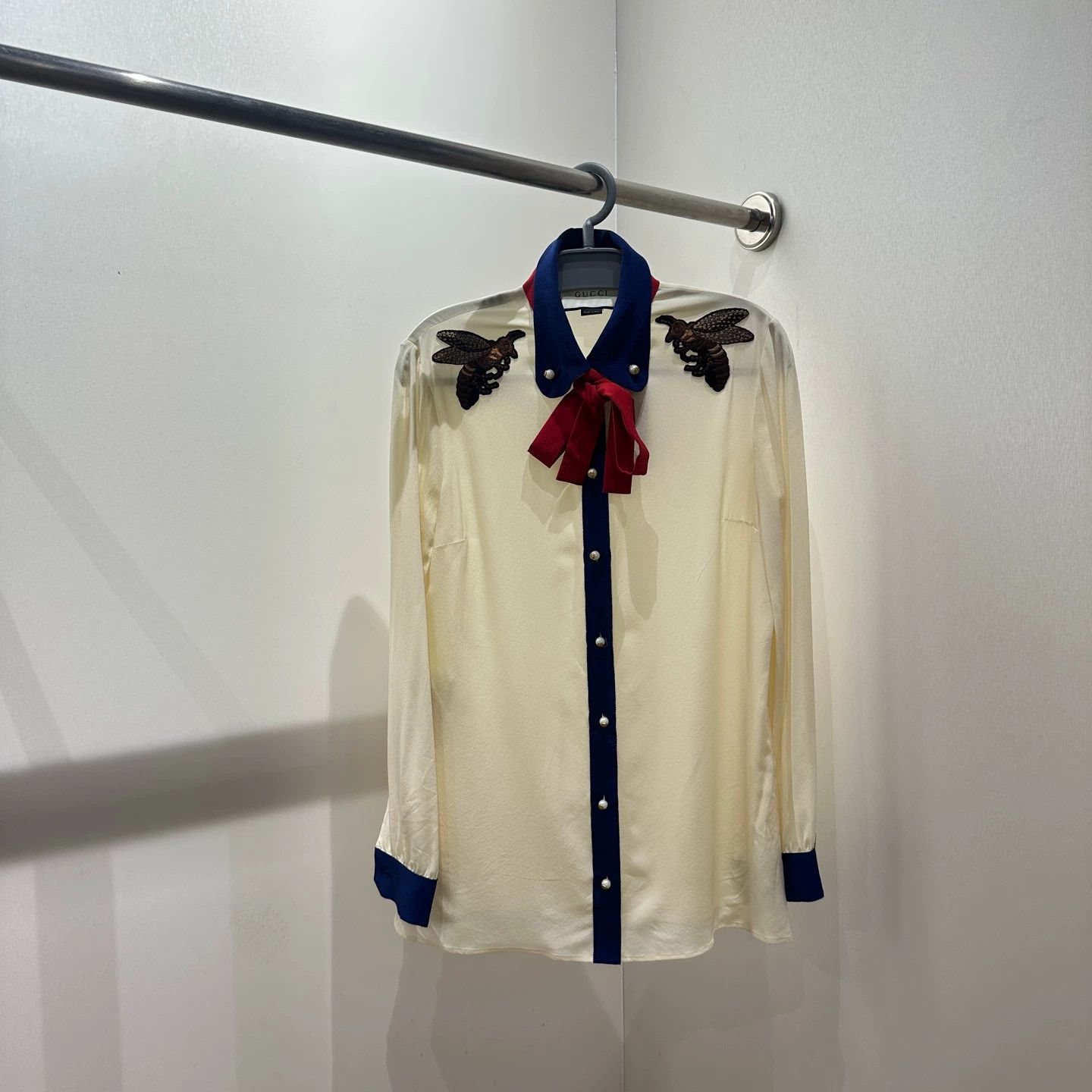 Gucci Gucci apr58 Bee Bow Silk Shirt 42 Size M / US 6-8 / IT 42-44 - 1 Thumbnail