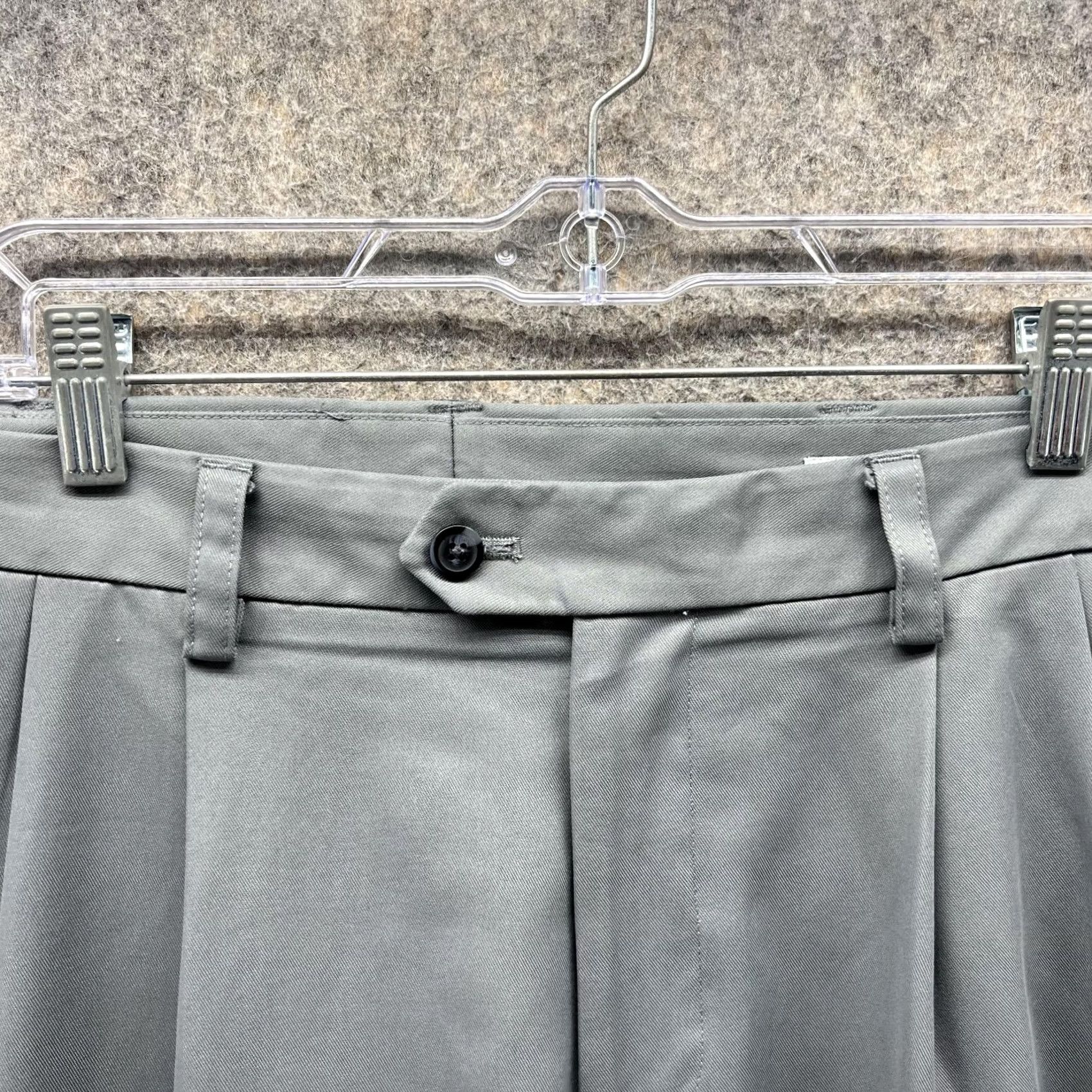 Izod Izod Pants Men 33x30 Gray Chino Pleated Regular Rise Vintage? No (keep as is) Size US 33 - 5 Thumbnail