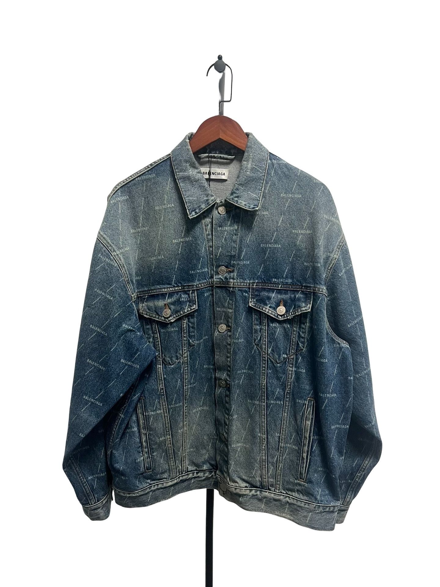 Balenciaga Balenciaga All Over Logo Denim Jacket FR 34 Size XS / US 0-2 / IT 36-38 - 1 Thumbnail