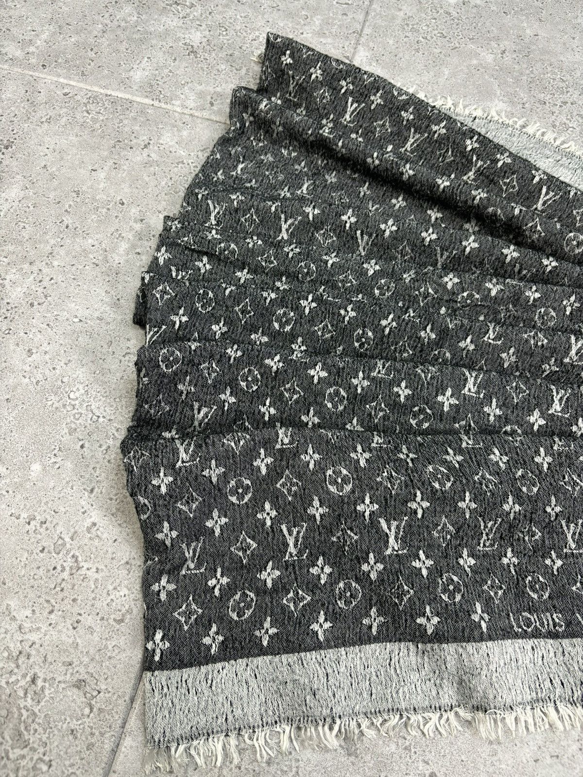 Louis Vuitton Luxury Louis Vuitton Monogram RARE Scarf Grey 00s Old Money Size ONE SIZE - 3 Thumbnail