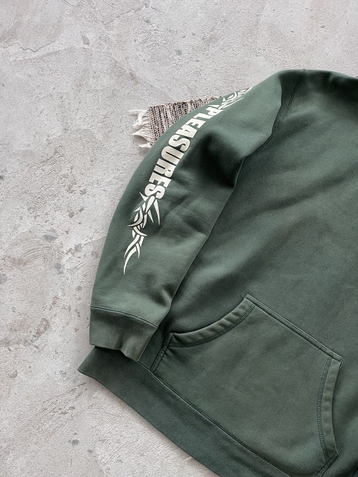 Pleasures Vintage Rare Pleasures Green Hoodie Sleeve Logo Y2K sk8 Size US L / EU 52-54 / 3 - 2 Thumbnail