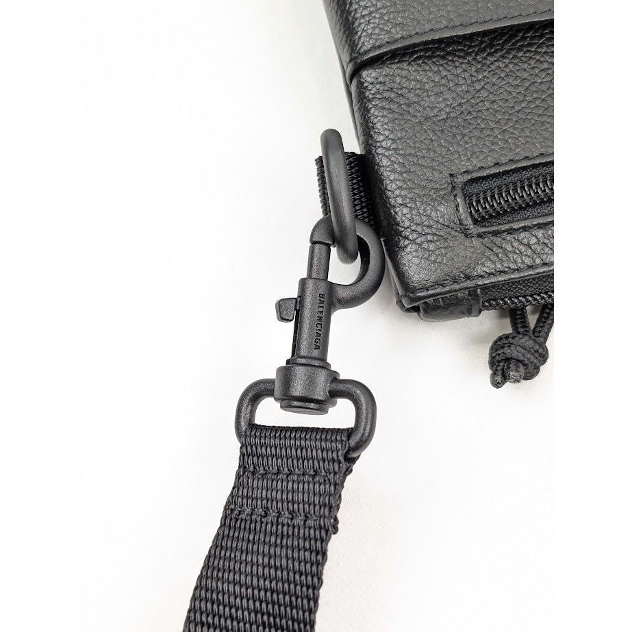 Balenciaga o1rshd1 Size: OS / Calf Grained Explore Crossbody Flat Pouch Size ONE SIZE - 16 Thumbnail