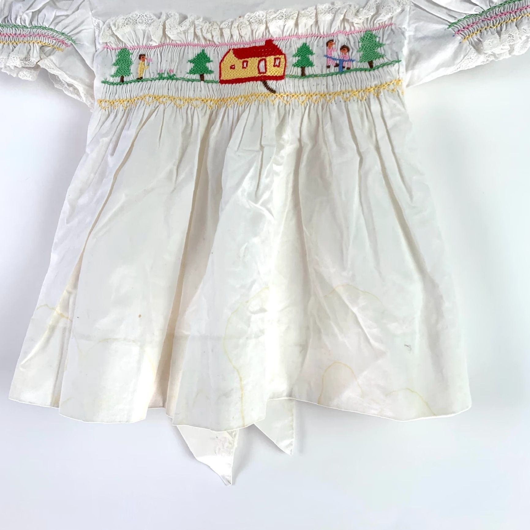 Vintage VINTAGE 1960s Handmade White Dress Girls Smocked House Trees Chest 19" Size ONE SIZE - 3 Thumbnail