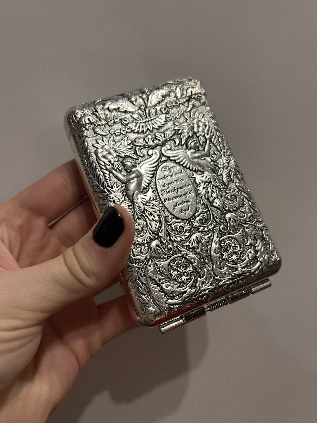 Vintage Vintage embossed cigarette case angel floral renaissance Size ONE SIZE - 1 Thumbnail