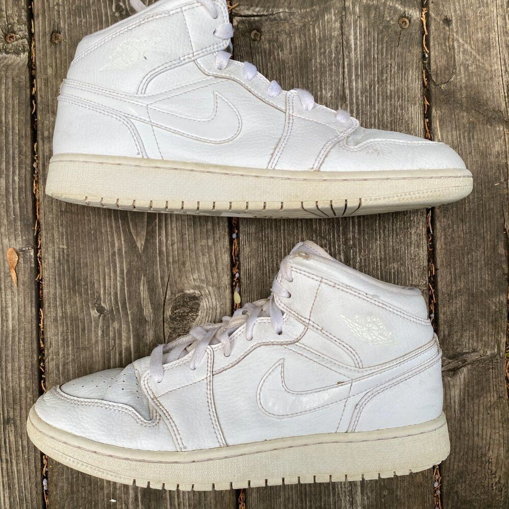 Jordan Brand Nike Air Jordan 1 Retro Mid Triple White Size 7 Size US 7 / EU 40 - 2 Thumbnail