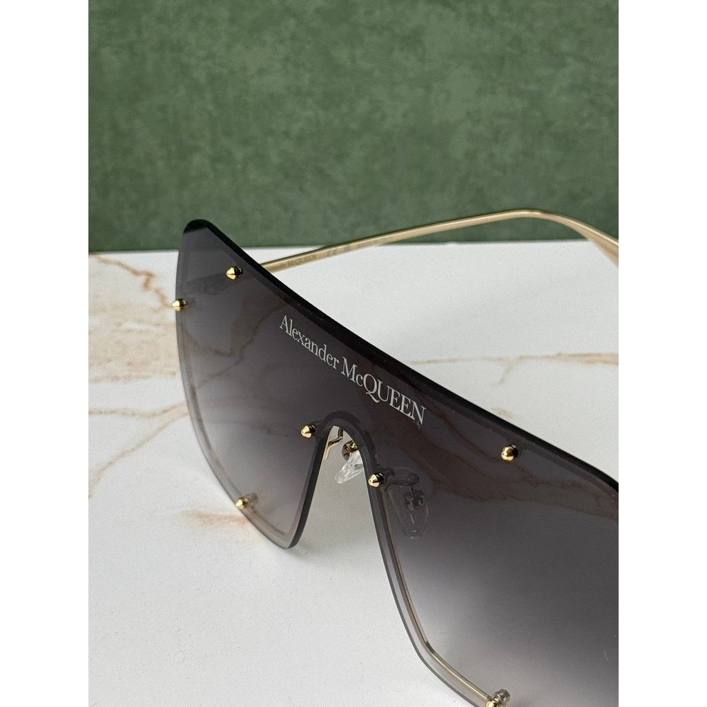 Alexander McQueen Alexander McQueen AM0362S Gold Grey Studded Mask Sunglasses Size ONE SIZE - 7 Thumbnail