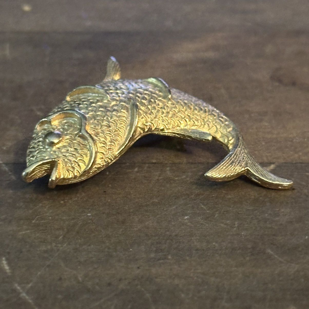Vintage Vintage New View gold tone fish brooch Size ONE SIZE - 4 Thumbnail