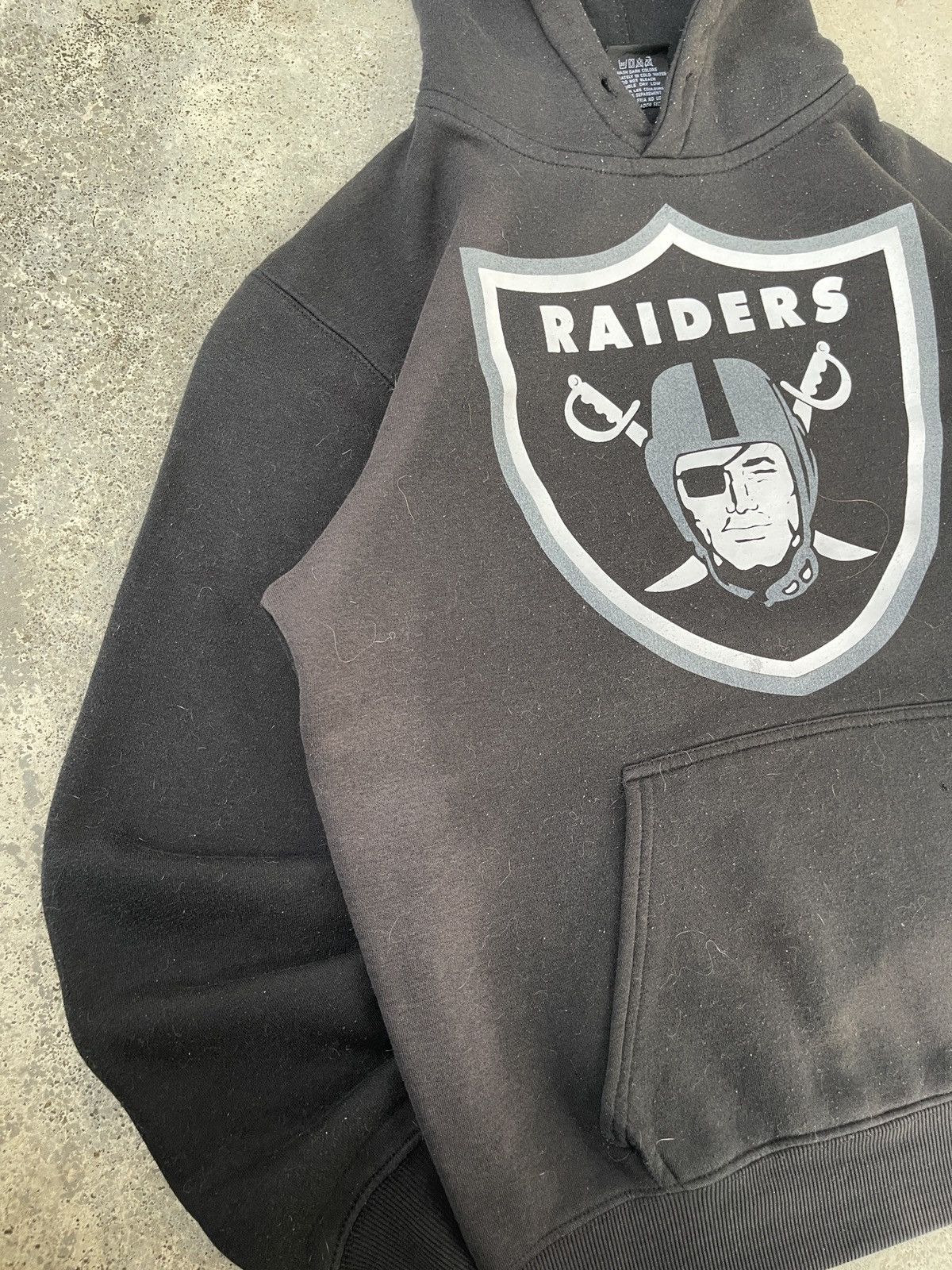 NFL × Vintage Vintage Faded Black Raiders Big Print Pullover Hoodie Size US L / EU 52-54 / 3 - 7 Thumbnail