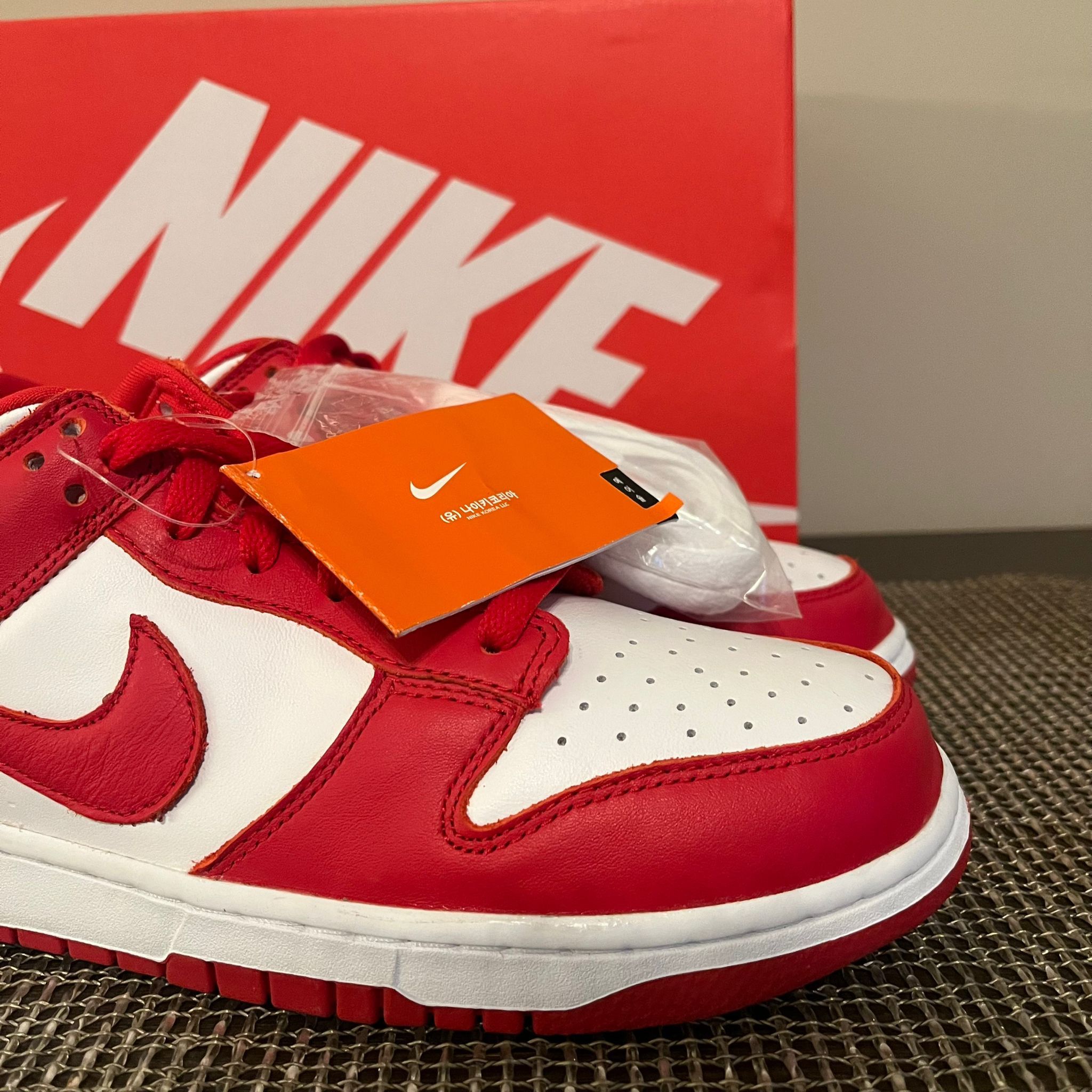 Nike Dunk Low SP in White / University Red Size US 10.5 / EU 43-44 - 6 Thumbnail