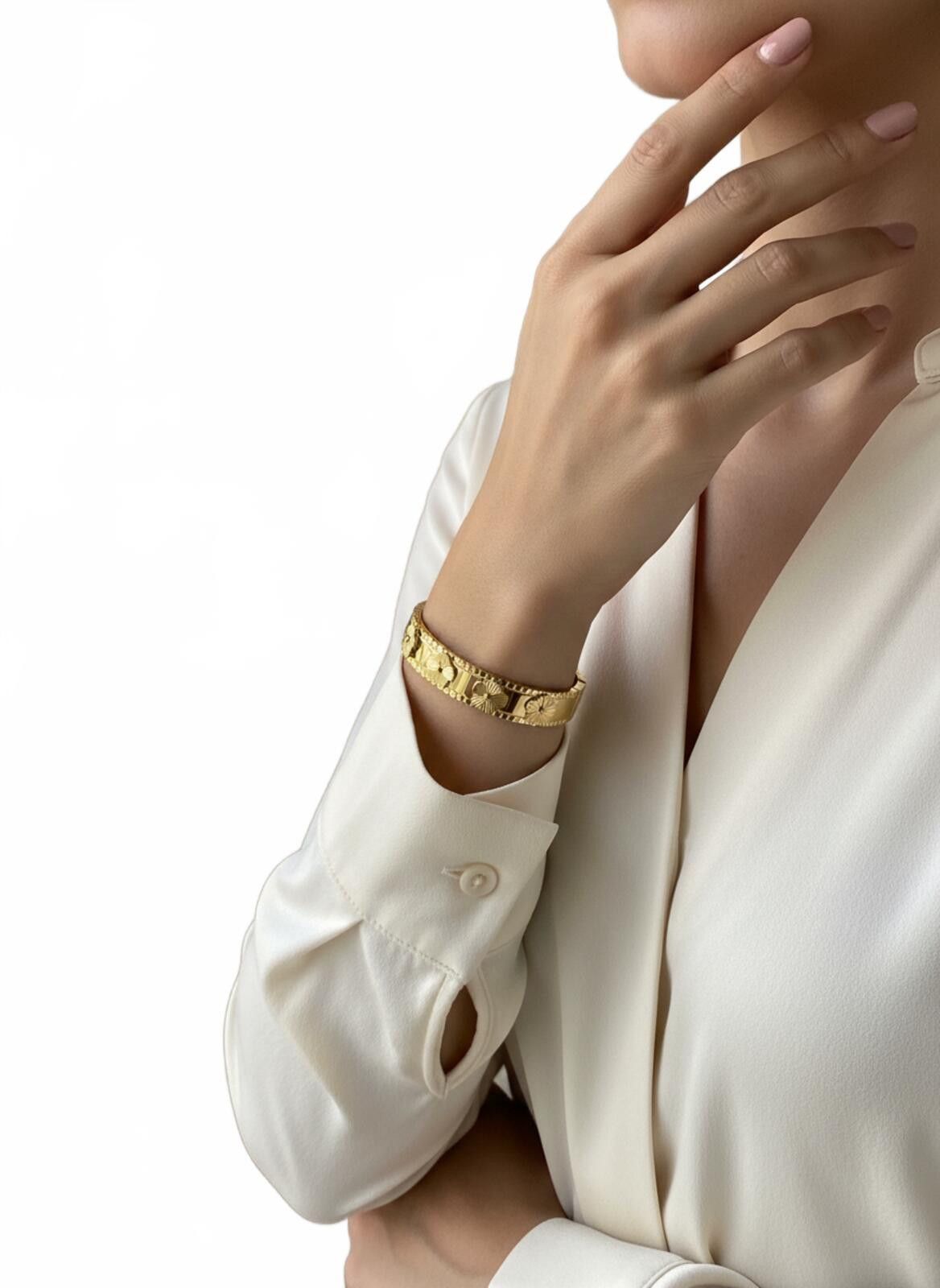 The Unbranded Brand 18k Gold plated SS Floral & Engraved Bangle Bracelet Size ONE SIZE - 1 Thumbnail