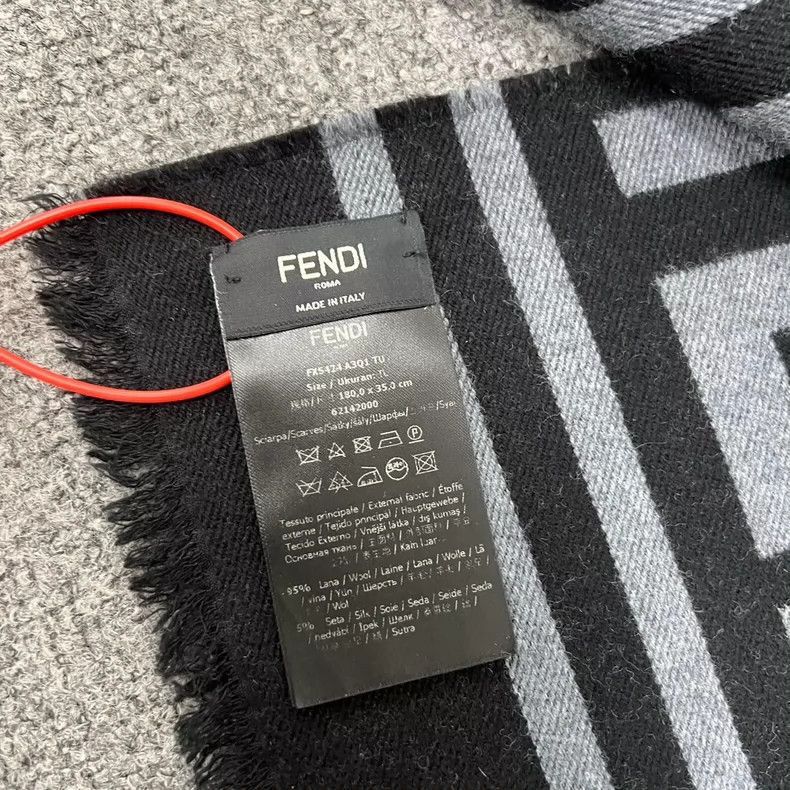 Fendi Fendi Logo Wool Scarf in Gray and Black Size ONE SIZE - 3 Thumbnail
