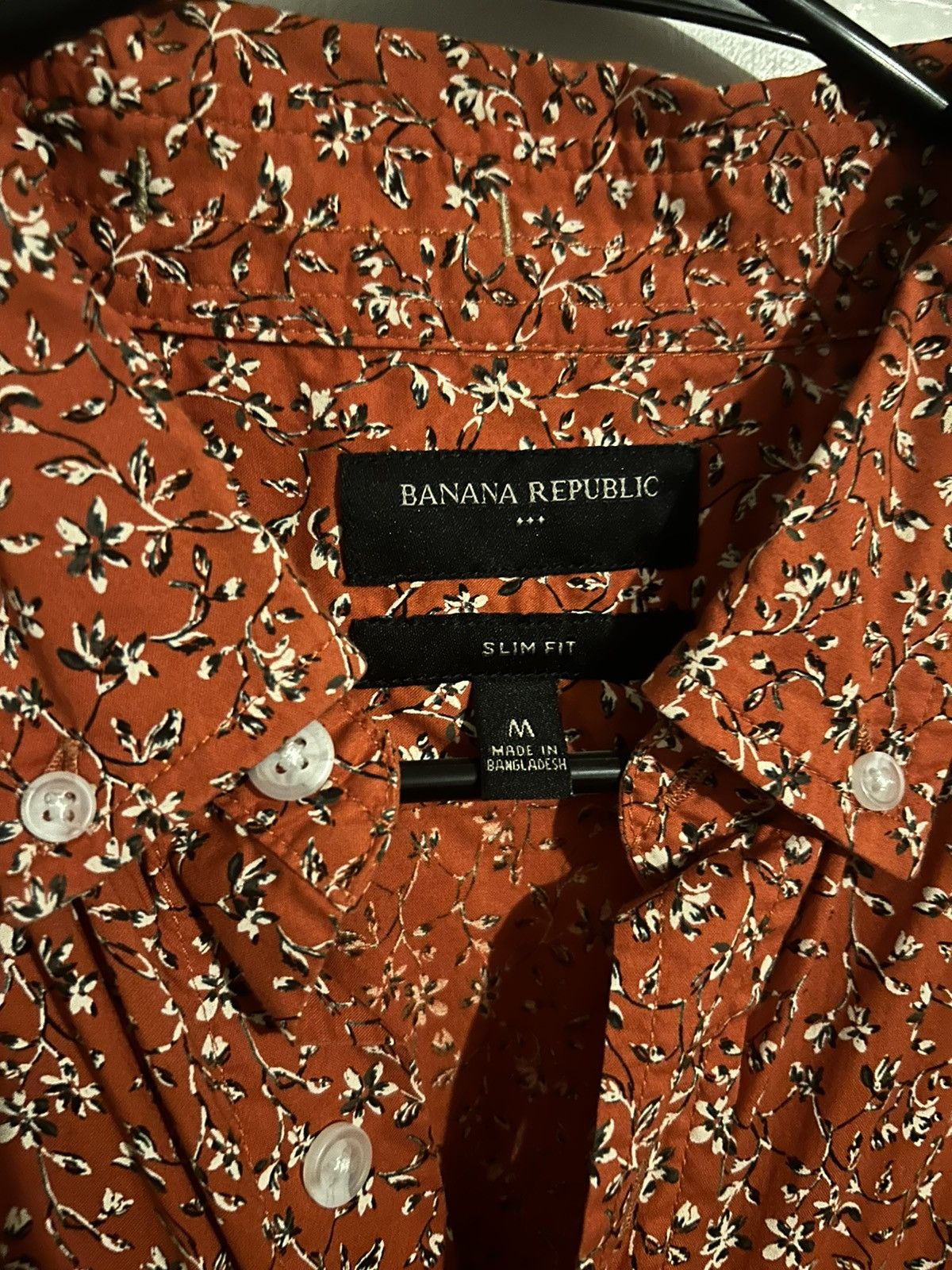 Banana Republic Banana Republic red floral button down Size US M / EU 48-50 / 2 - 3 Thumbnail