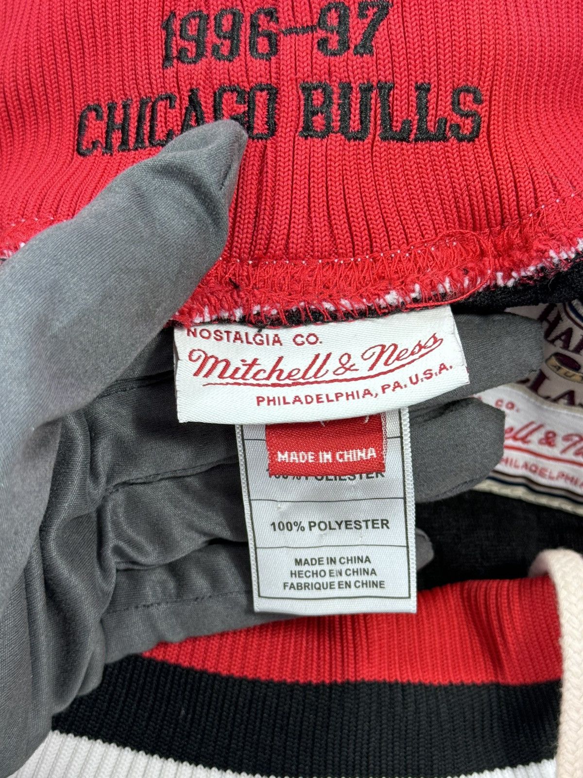 Mitchell & Ness LOGO NBA CHICAGO BULLS BASKETBALL SHORTS Size US 32 / EU 48 - 7 Thumbnail
