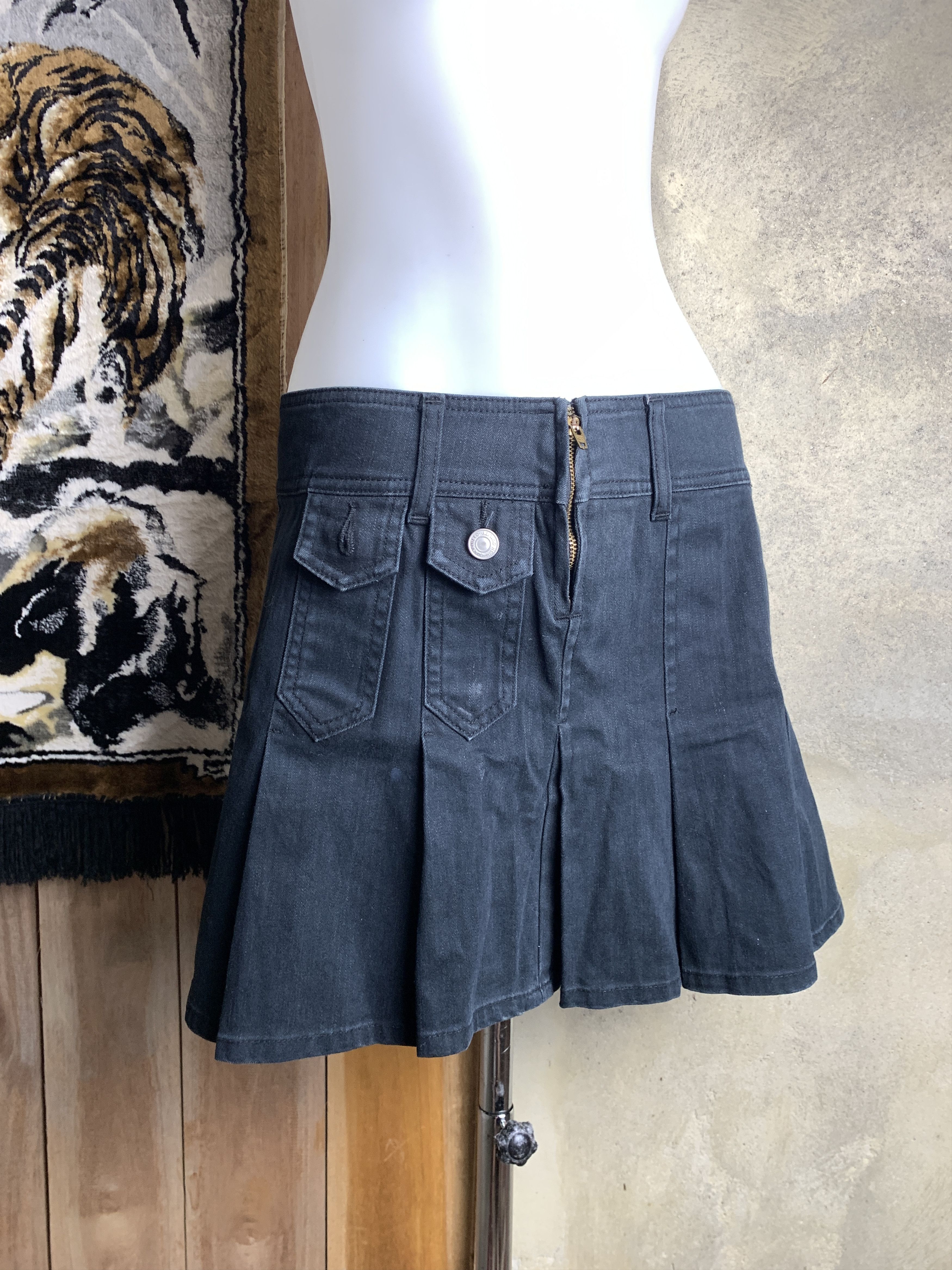 Japanese Brand GF Jeans Black Pleated Pocket Zip Mini Skirt (30) Size 30" / US 8 / IT 44 - 2 Thumbnail