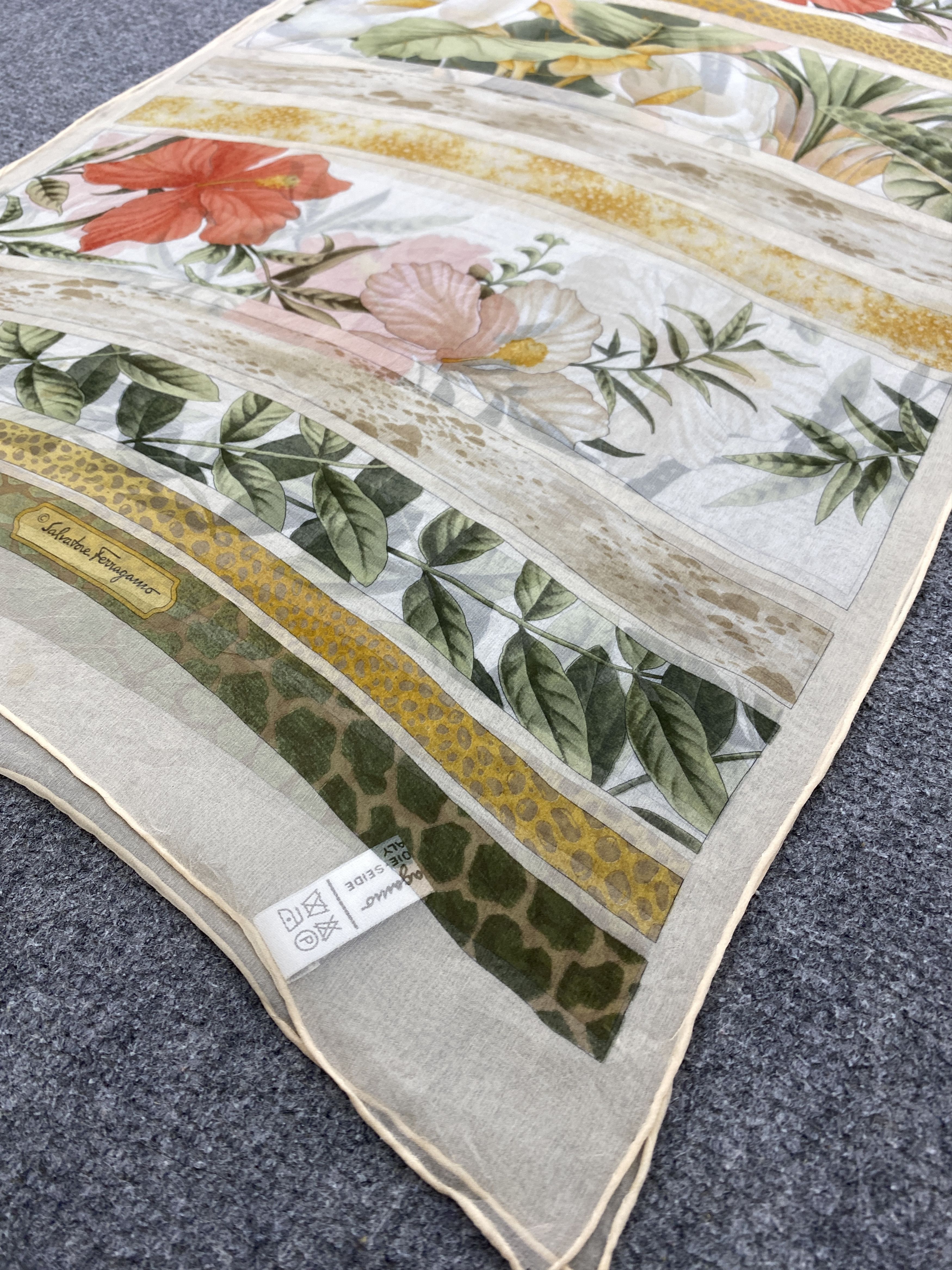 Salvatore Ferragamo × Vintage Salvatore Ferragamo Silk Scarf / Foulards / Babushka SN0018 Size ONE SIZE - 6 Thumbnail