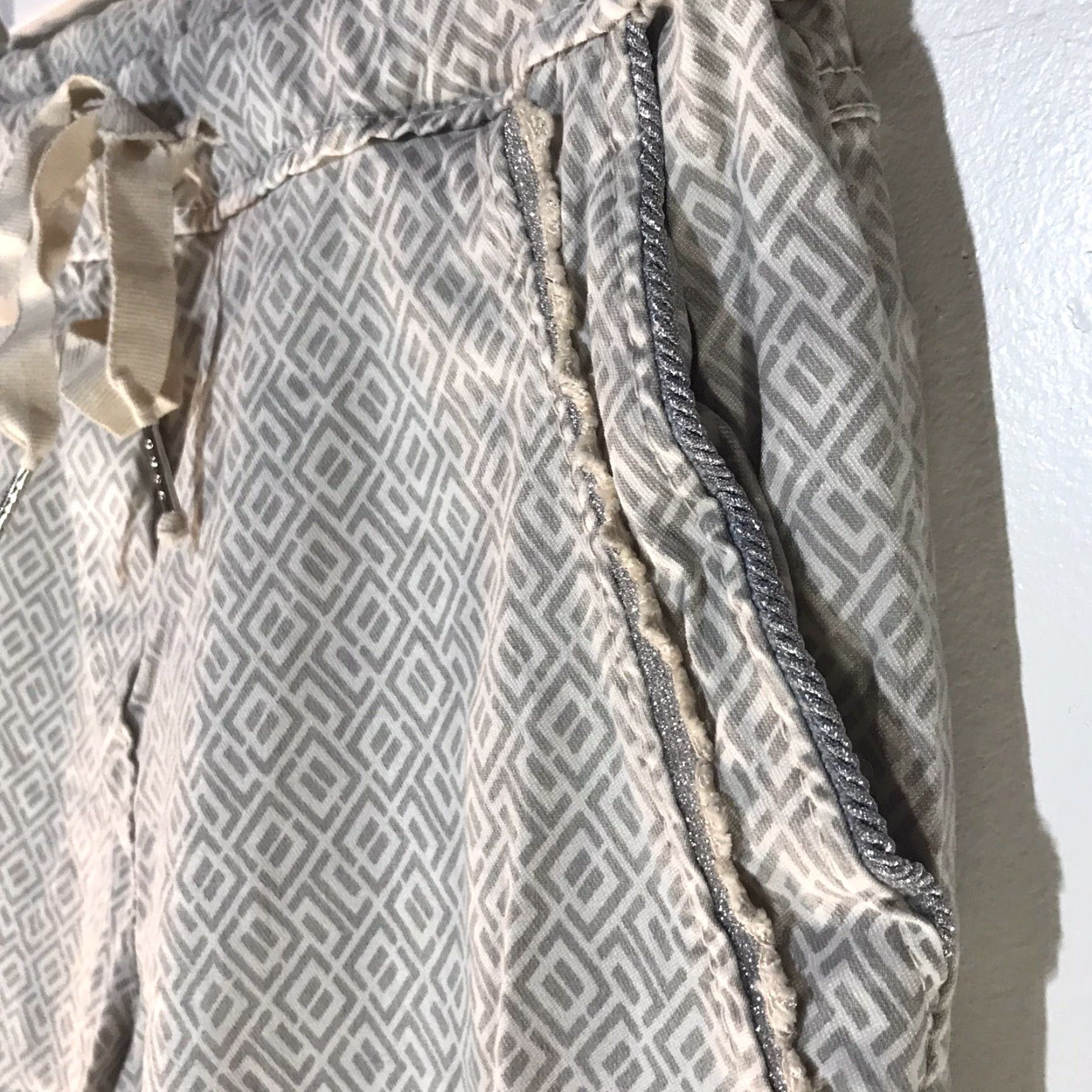 Vintage VINTAGE Yolly Italy Women's Pants Skinny Fit Drawstring Crepe Geometric Pattern 10P Light Gray Size 32" / US 10 / IT 46 - 3 Thumbnail