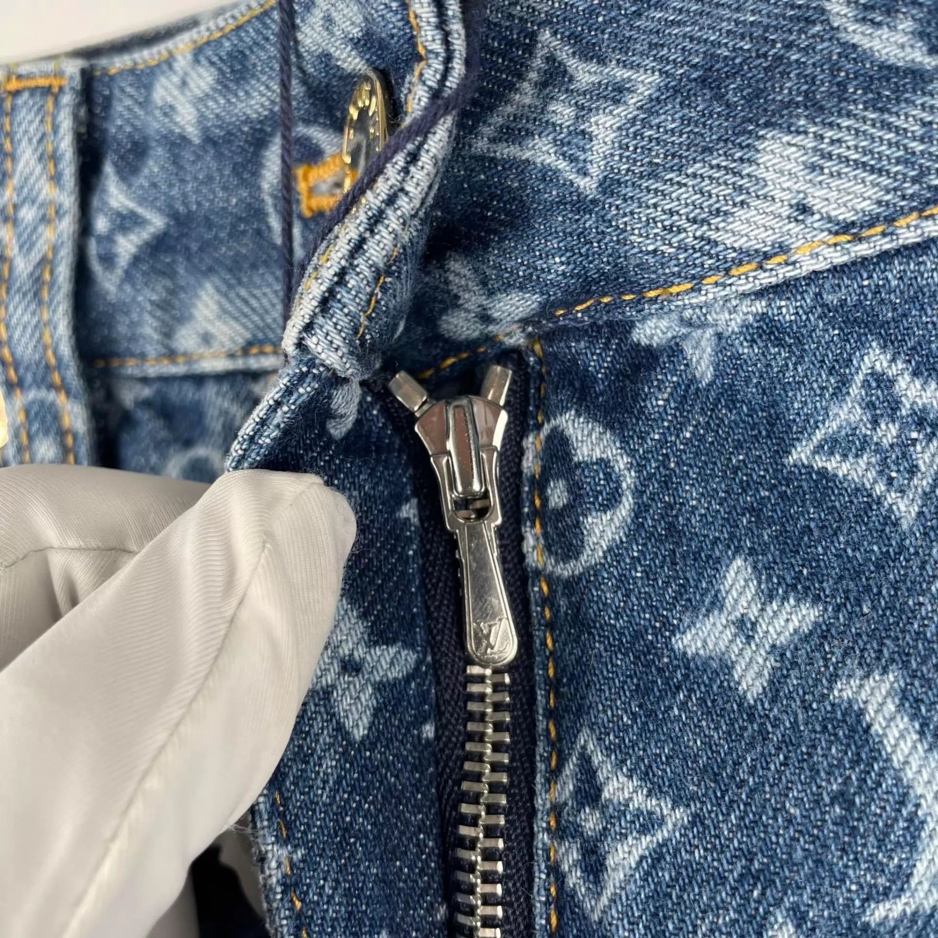 Louis Vuitton LV allover logo denim shorts blue 38 new with tags Size 27" / US 4 / IT 40 - 5 Thumbnail